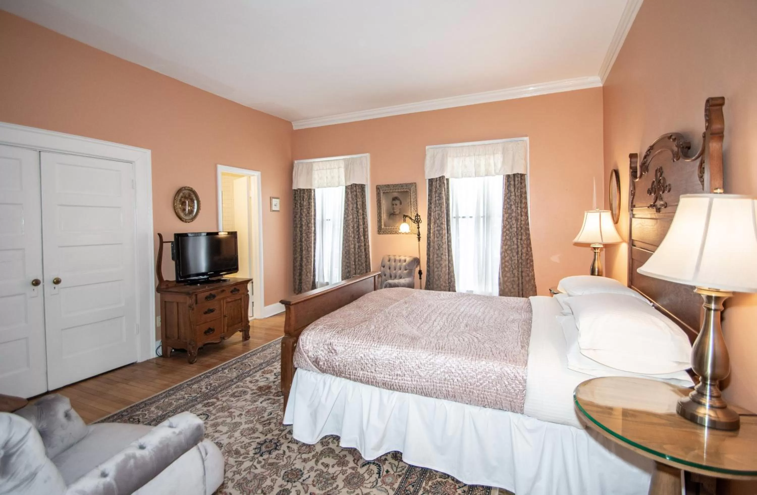 Queen Room (Portrait) in Looking Glass Inn