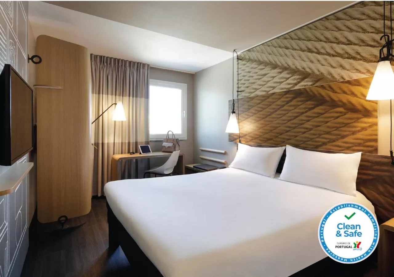 Photo of the whole room, Bed in Hotel Ibis Coimbra Centro