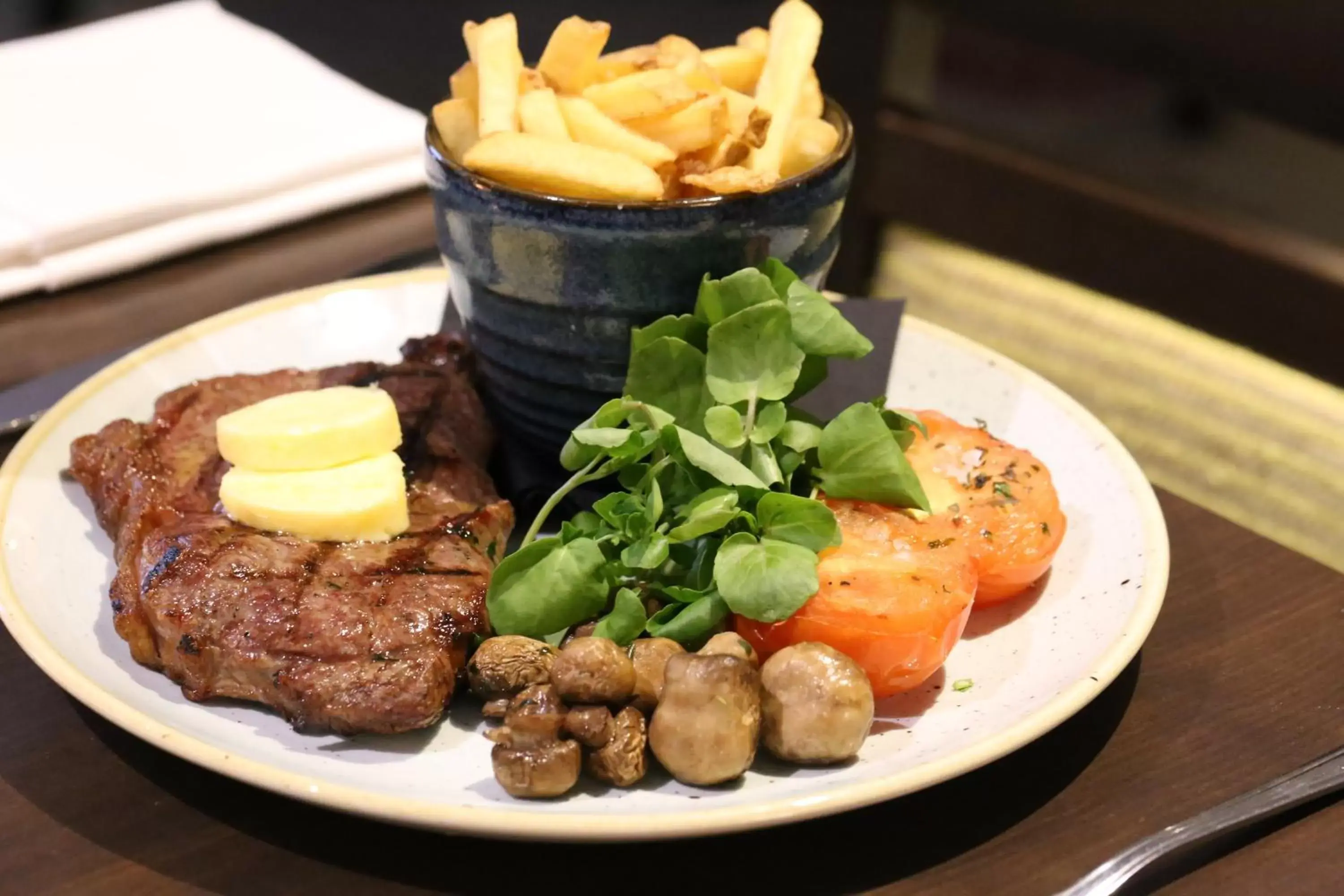 Restaurant/places to eat in Holiday Inn London Kensington High St. by IHG Restaurant/places to eat in Holiday Inn London Kensington High St. by IHG