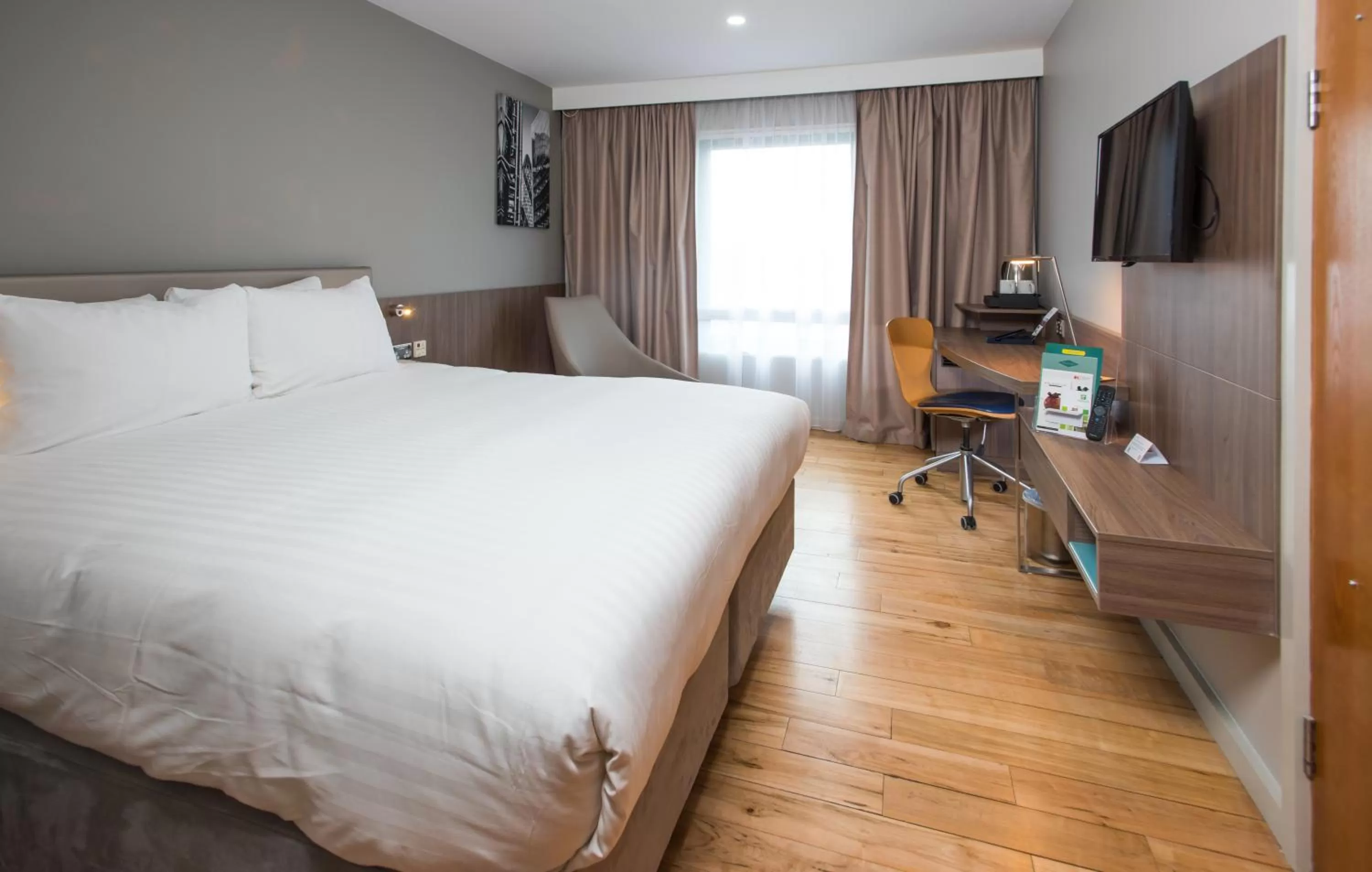 Bedroom, Bed in Holiday Inn London West by IHG