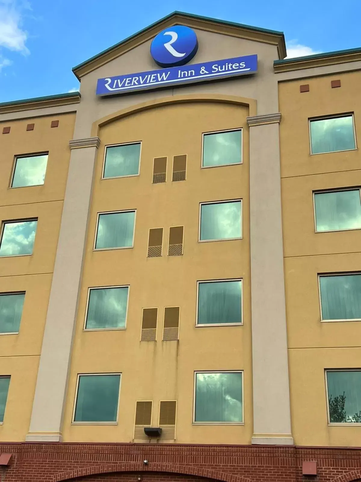 Property Building in Riverview Inn & Suites Property Building in Riverview Inn & Suites