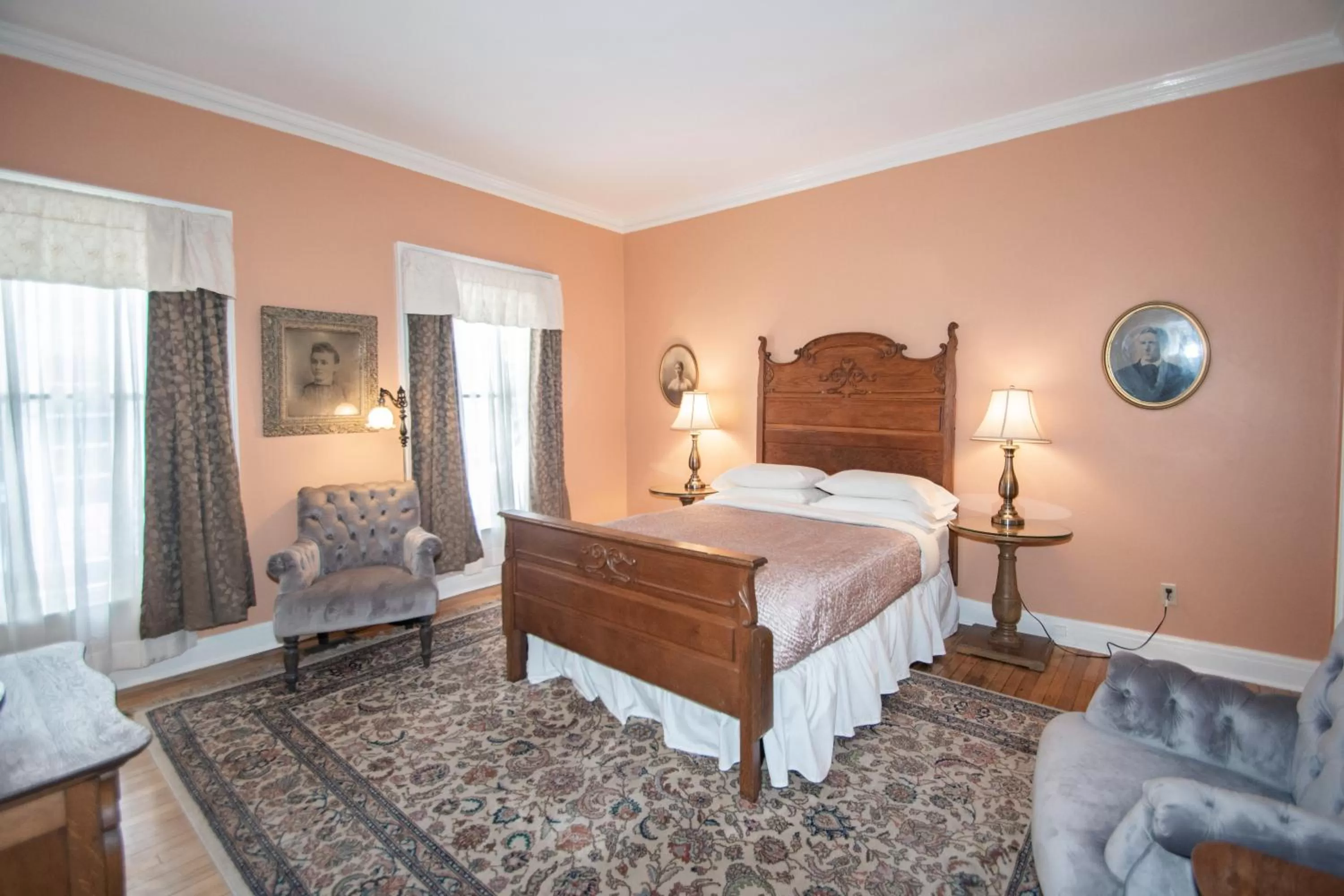 Queen Room (Portrait) in Looking Glass Inn