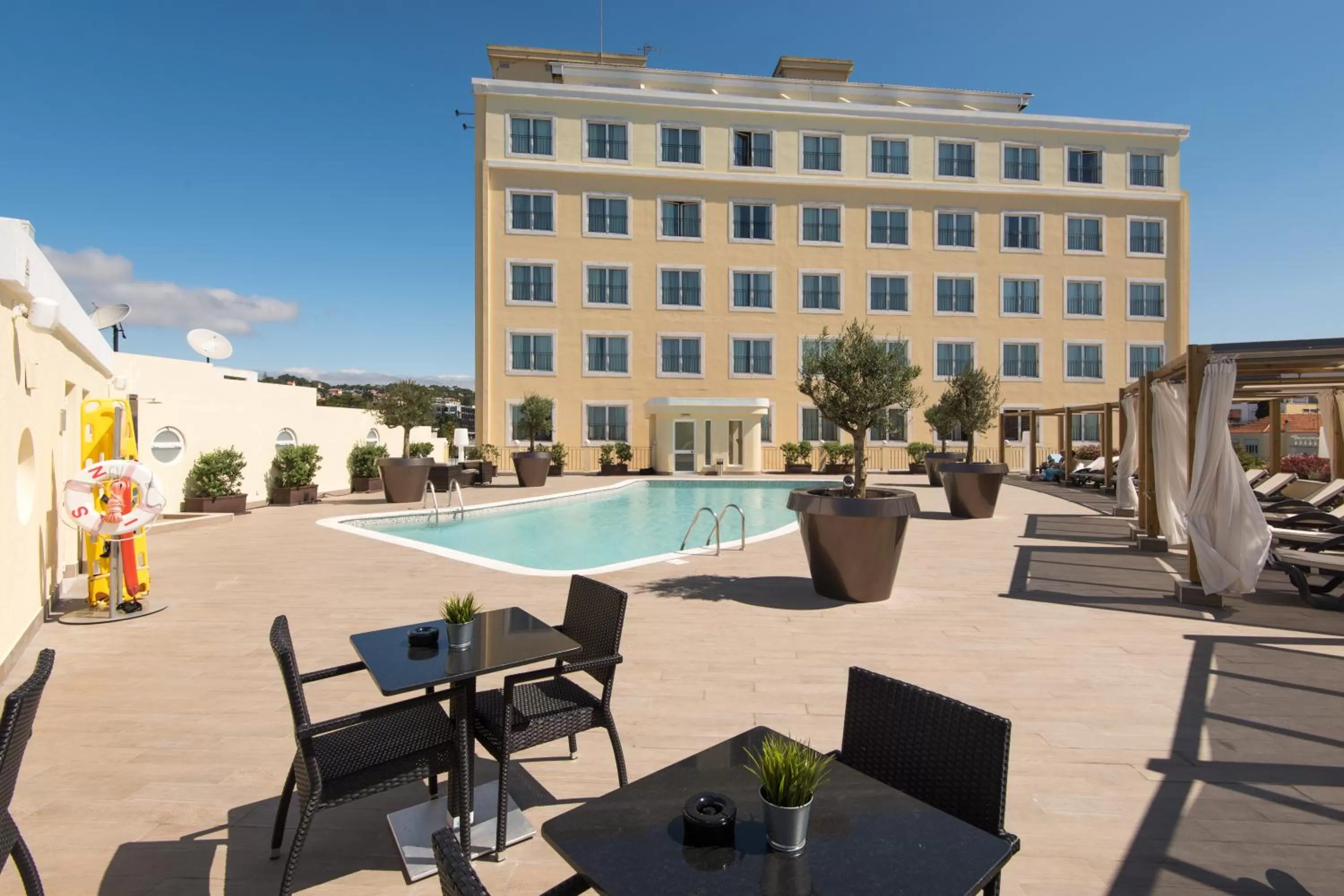 Swimming pool in Vila Galé Estoril