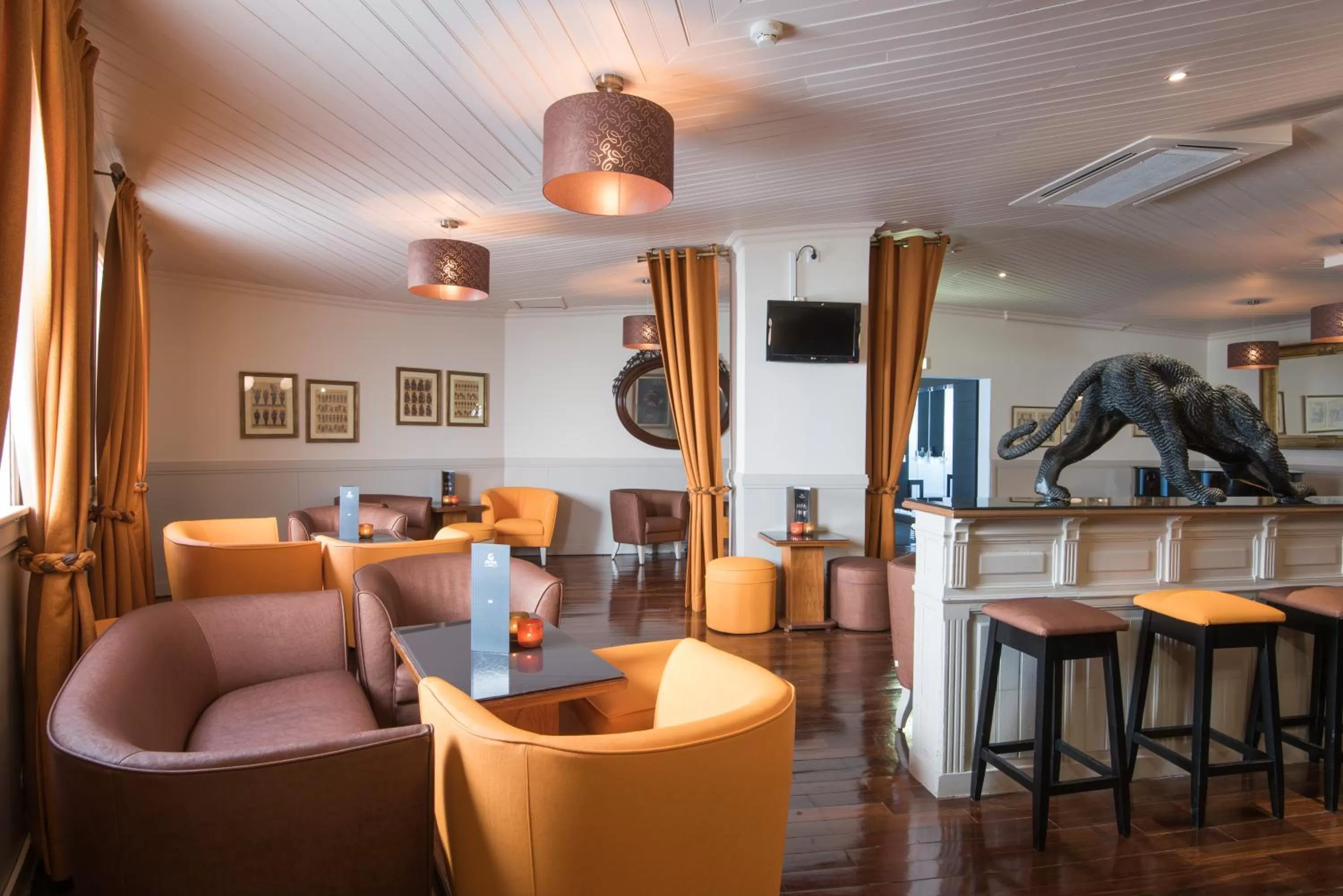 Lounge or bar in Vila Galé Estoril
