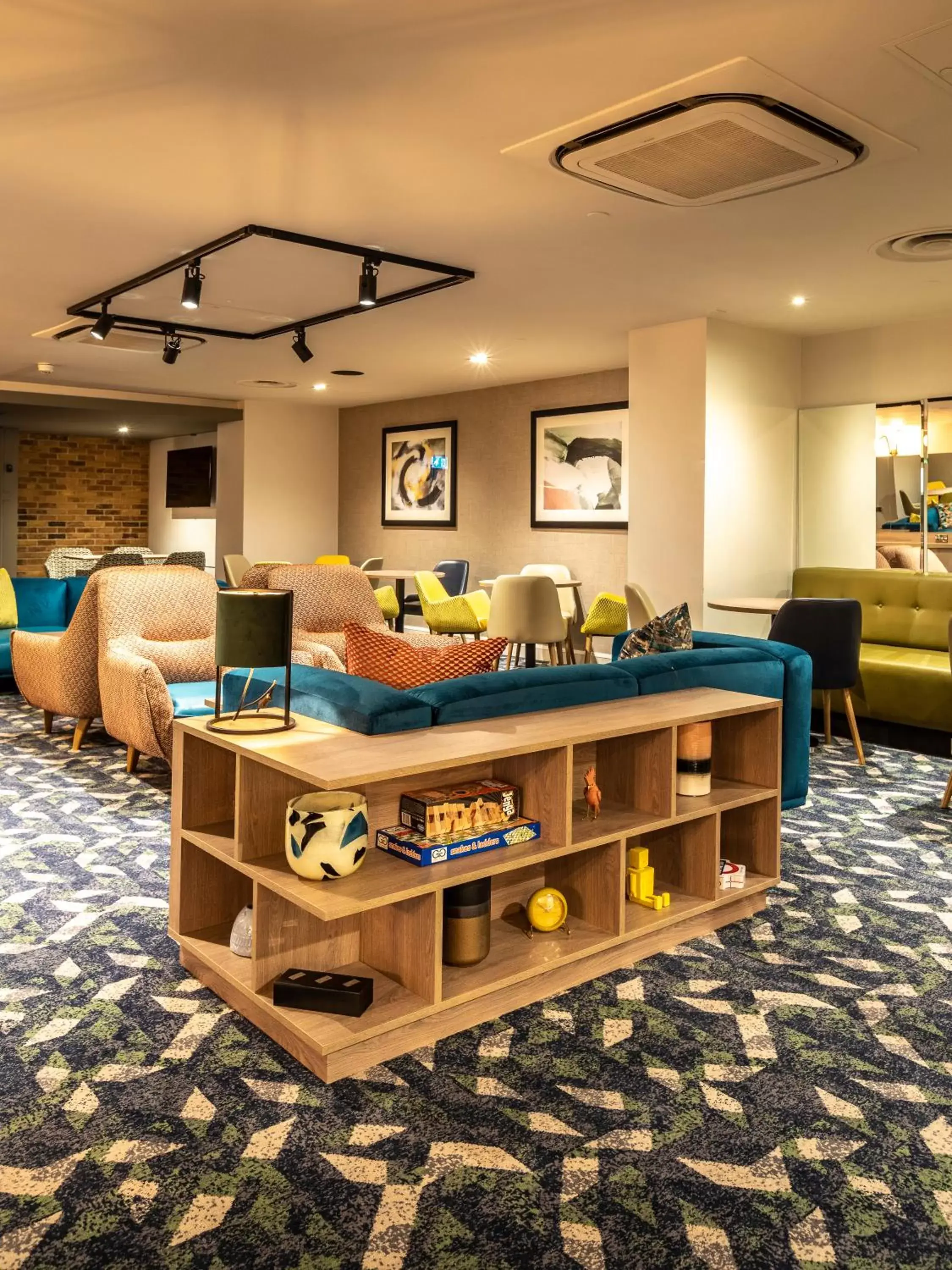 Lounge or bar in Holiday Inn London - Regent's Park by IHG Lounge or bar in Holiday Inn London - Regent's Park by IHG