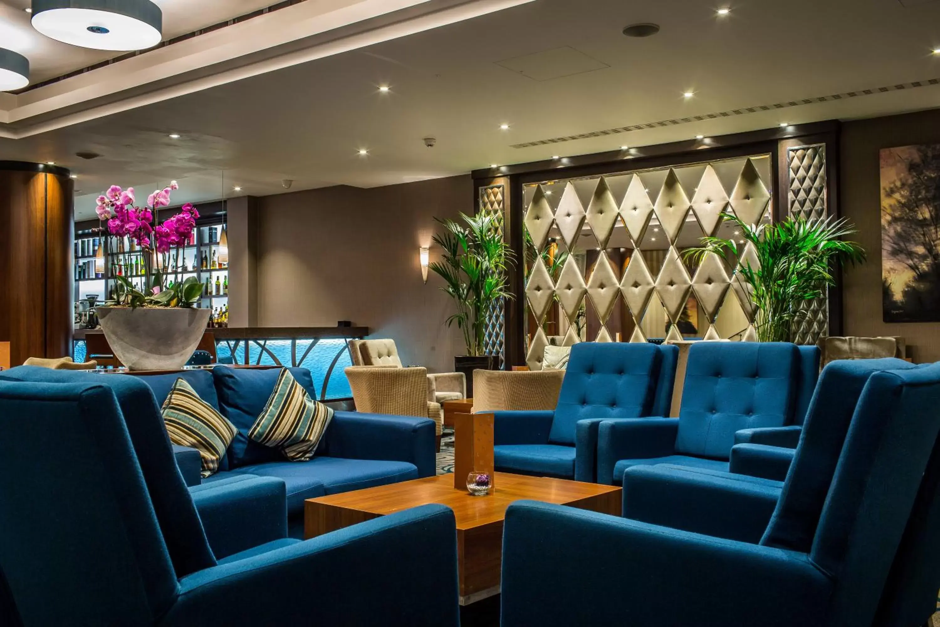 Lounge or bar in Holiday Inn London Kensington High St. by IHG Lounge or bar in Holiday Inn London Kensington High St. by IHG