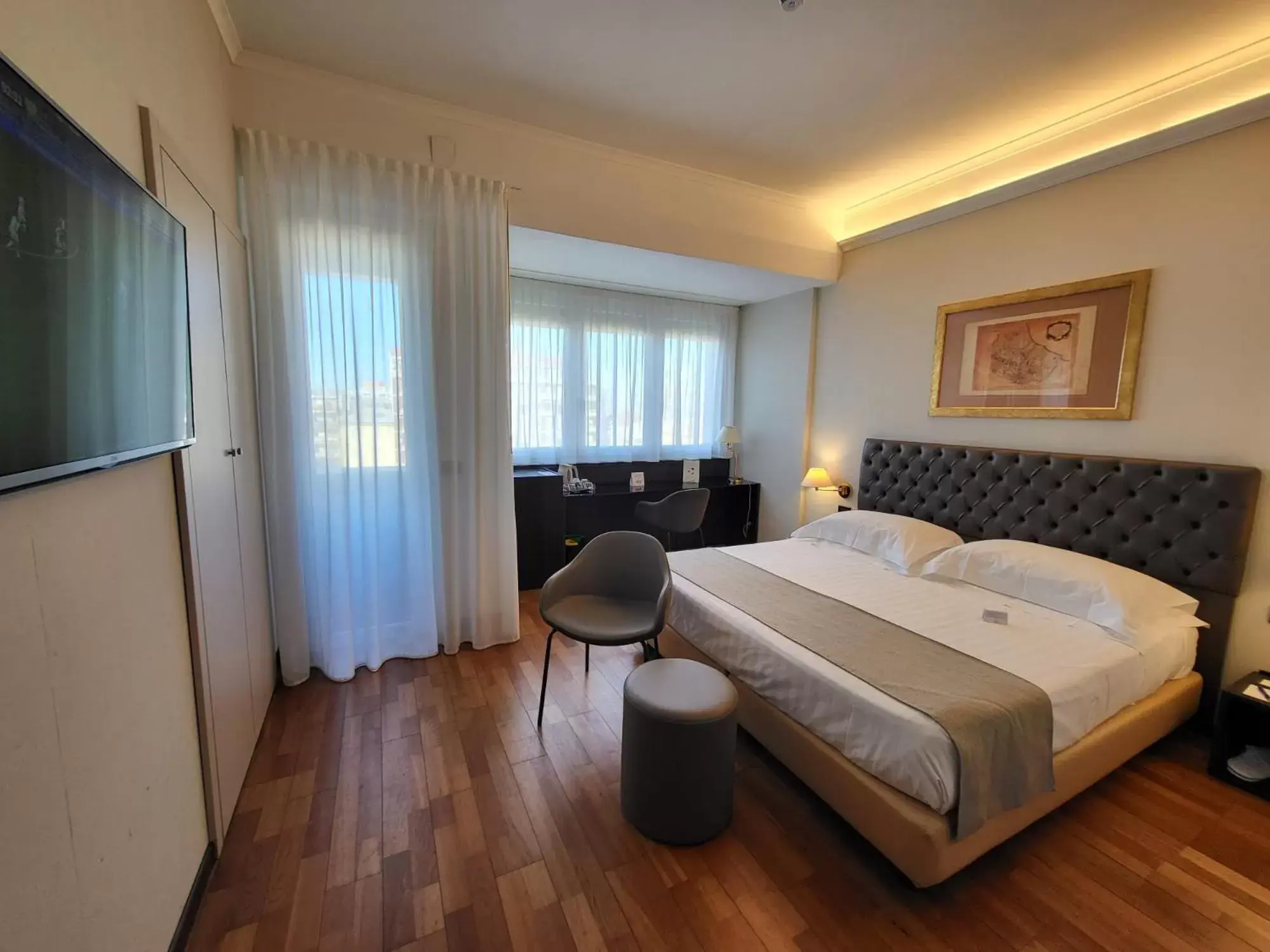 Photo of the whole room, Bed in Hotel Plaza Photo of the whole room, Bed in Hotel Plaza