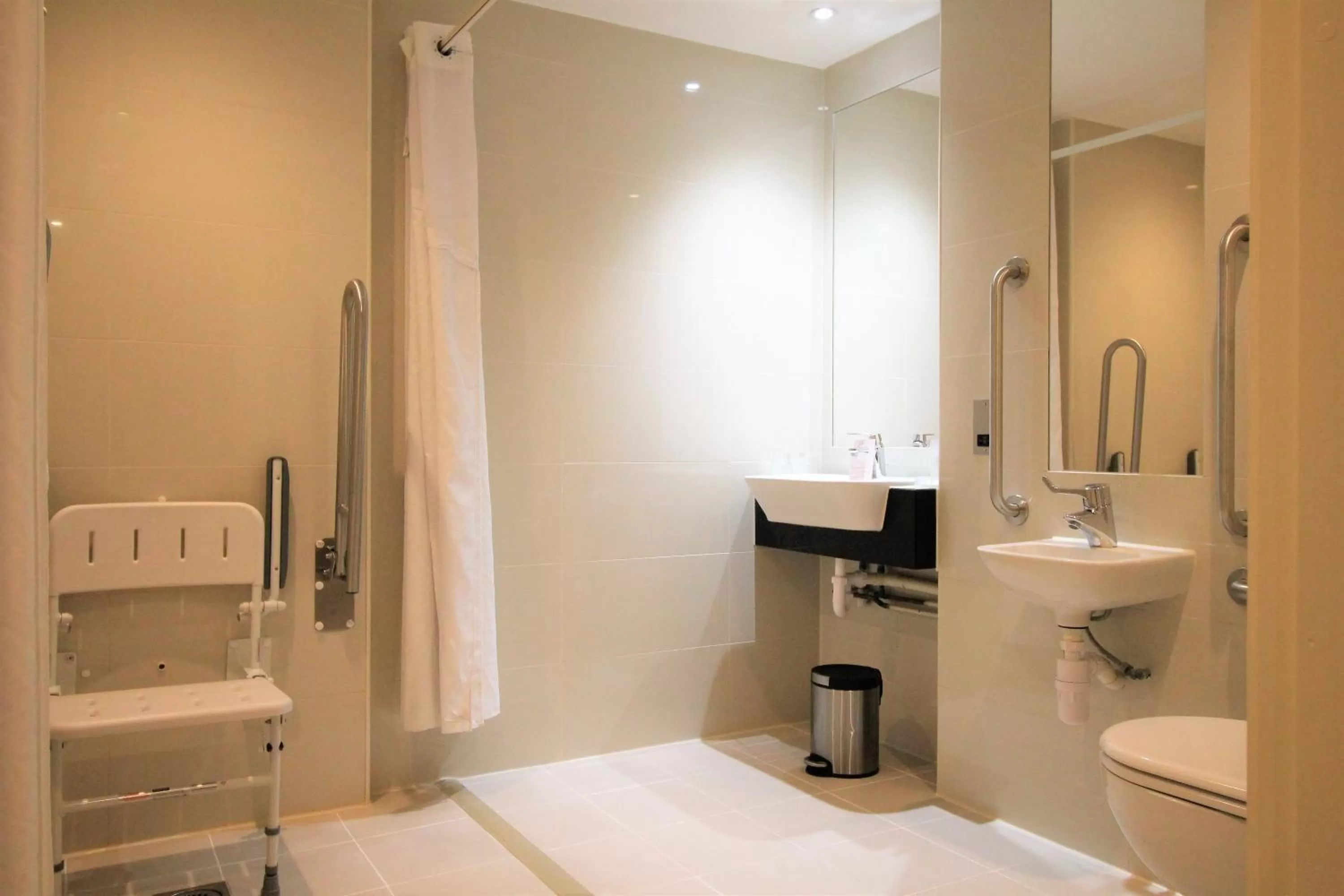Photo of the whole room in Holiday Inn London Kensington High St. by IHG