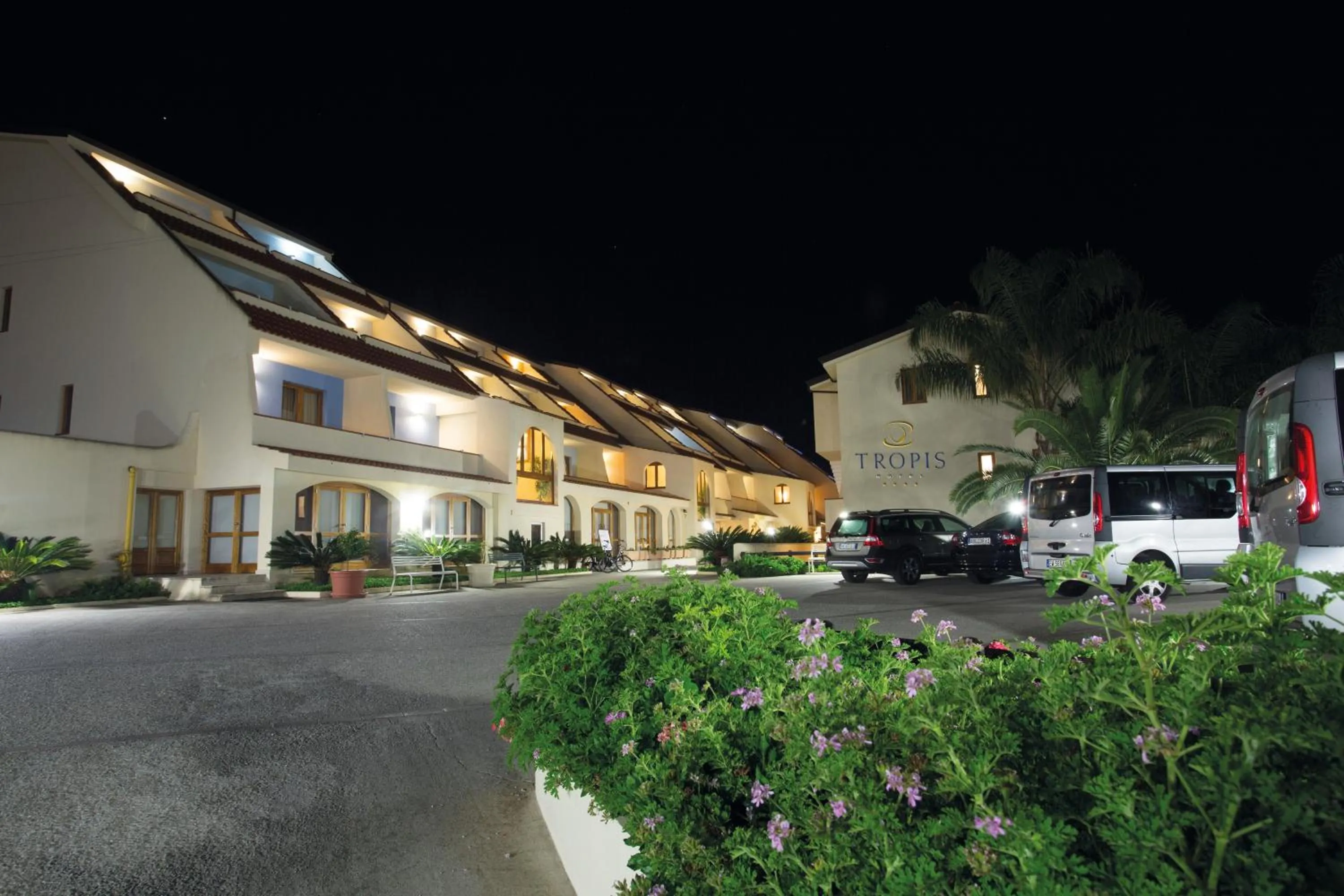 Facade/entrance in Tropis Hotel