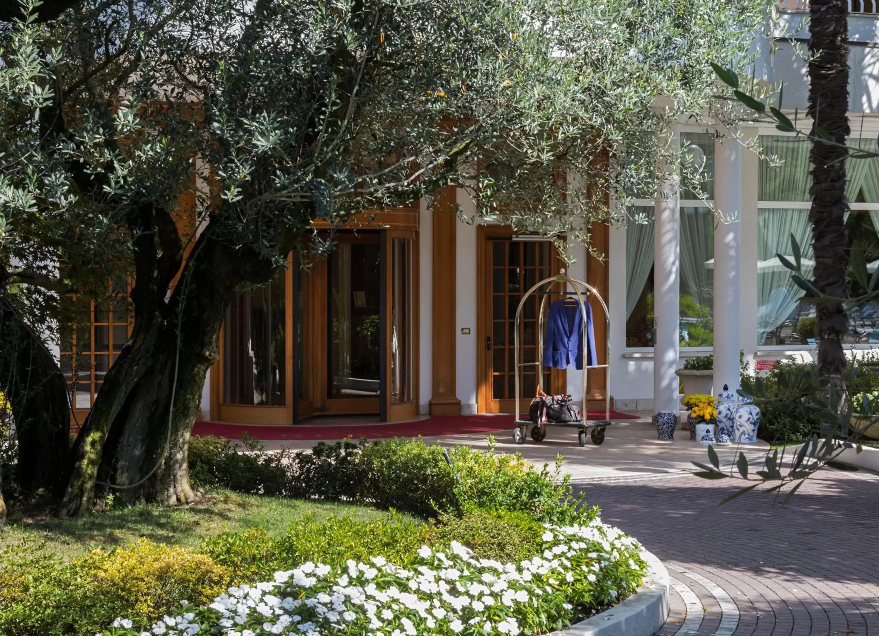 Property building in Hotel La Residence & Idrokinesis Property building in Hotel La Residence & Idrokinesis