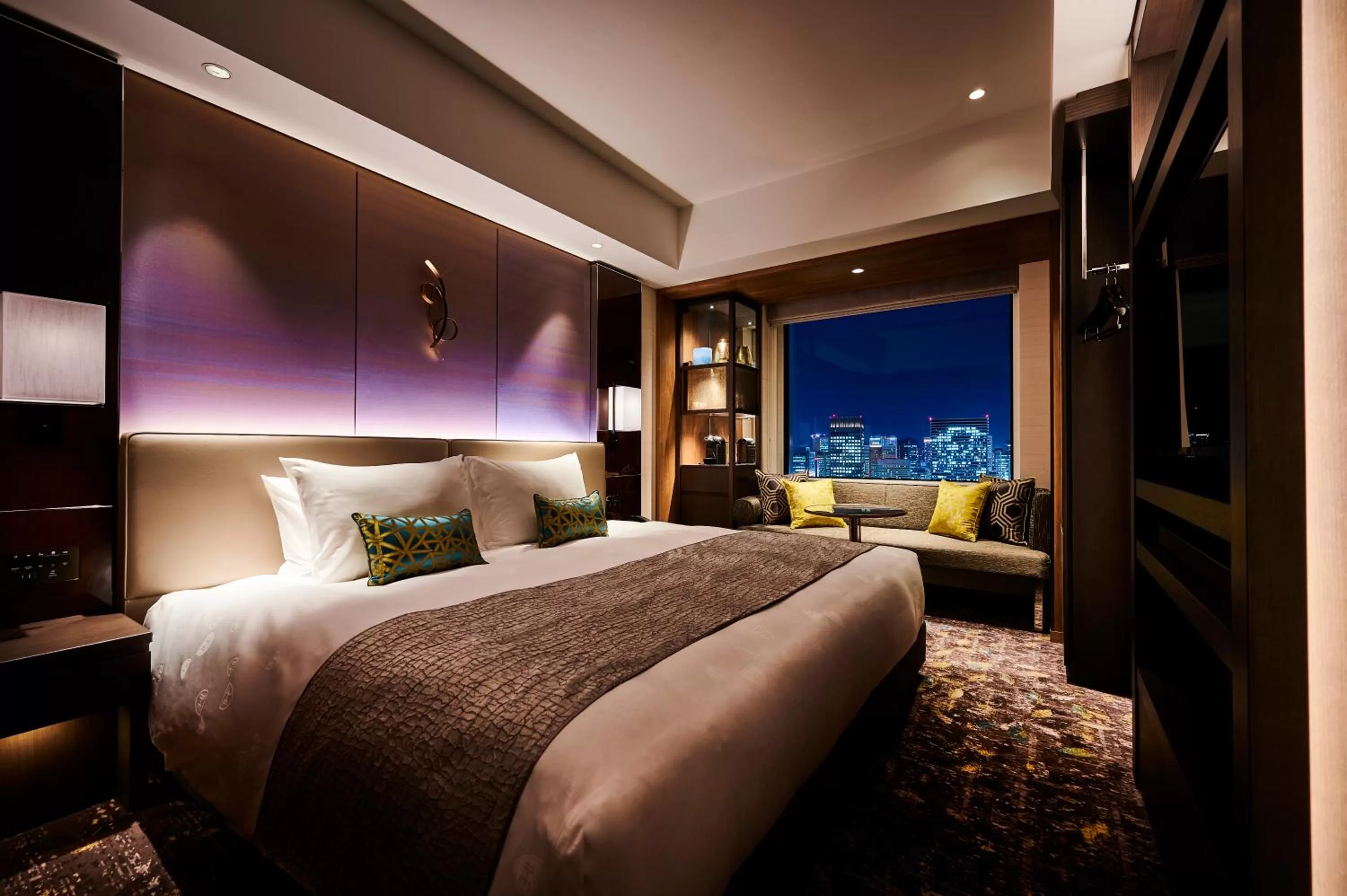 Bed in The Royal Park Hotel Iconic Osaka Midosuji