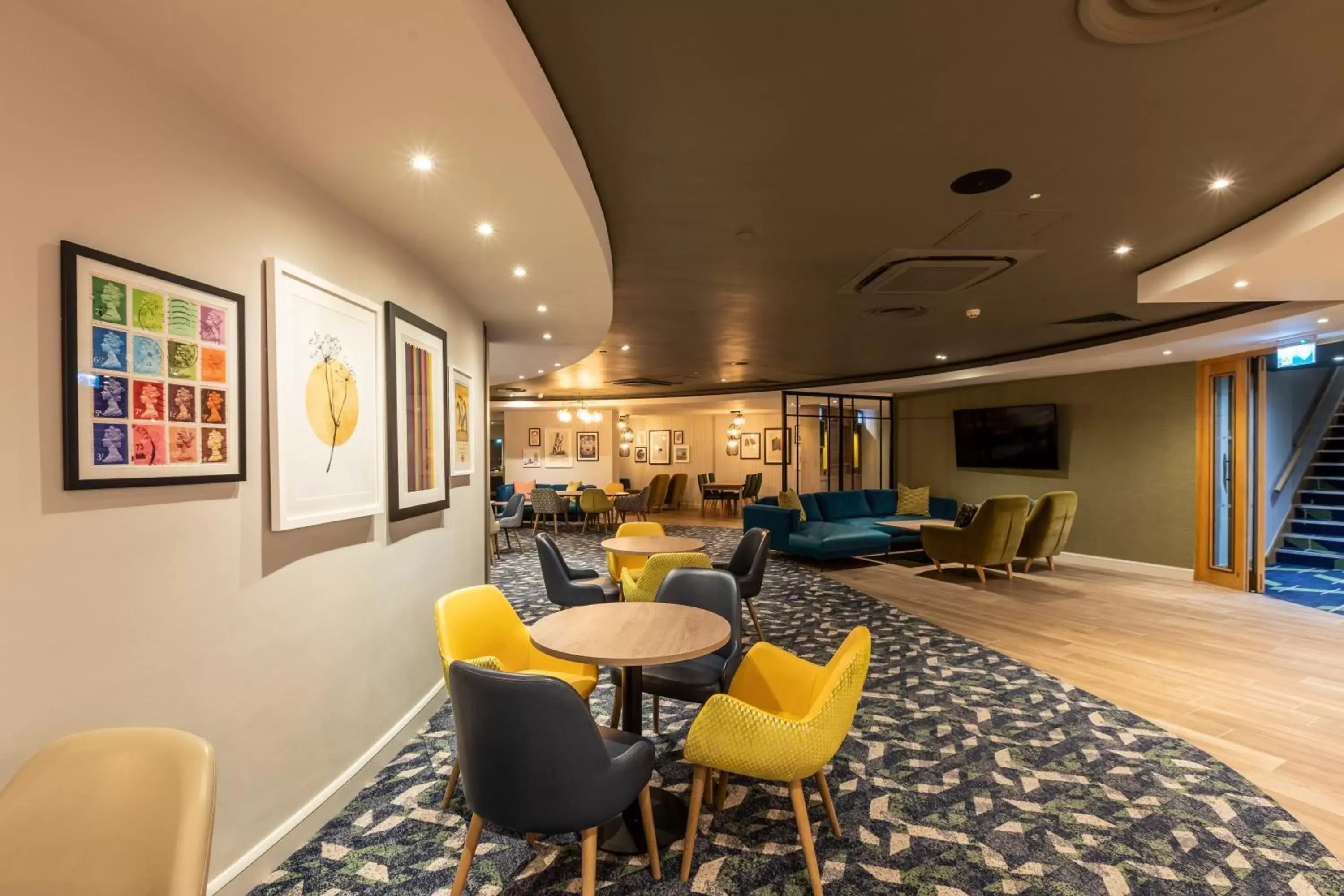Lounge or bar in Holiday Inn London - Regent's Park by IHG Lounge or bar in Holiday Inn London - Regent's Park by IHG