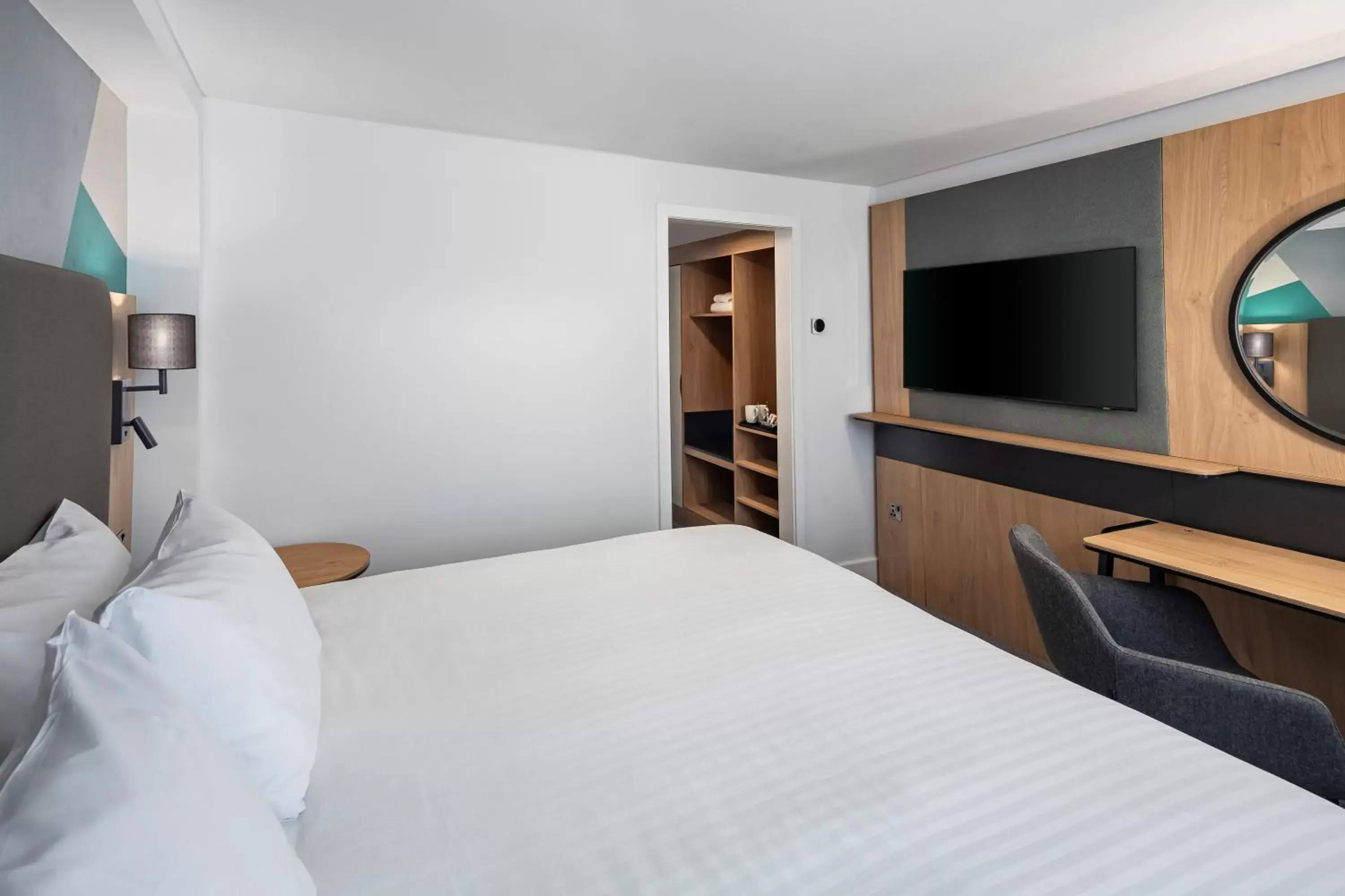 Bedroom, Bed in Holiday Inn London-Bexley by IHG Bedroom, Bed in Holiday Inn London-Bexley by IHG