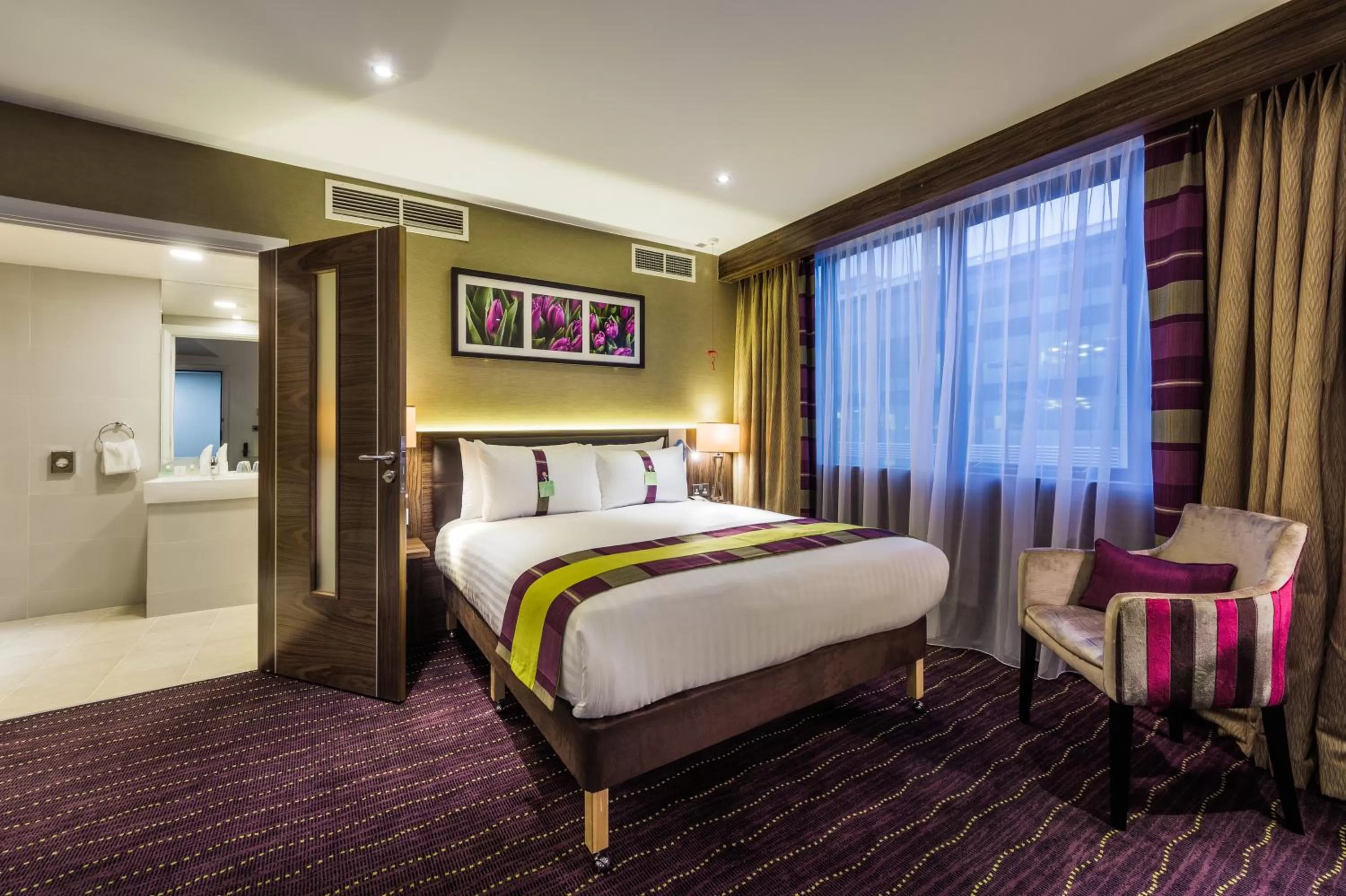 Photo of the whole room, Bed in Holiday Inn London Watford Junction by IHG