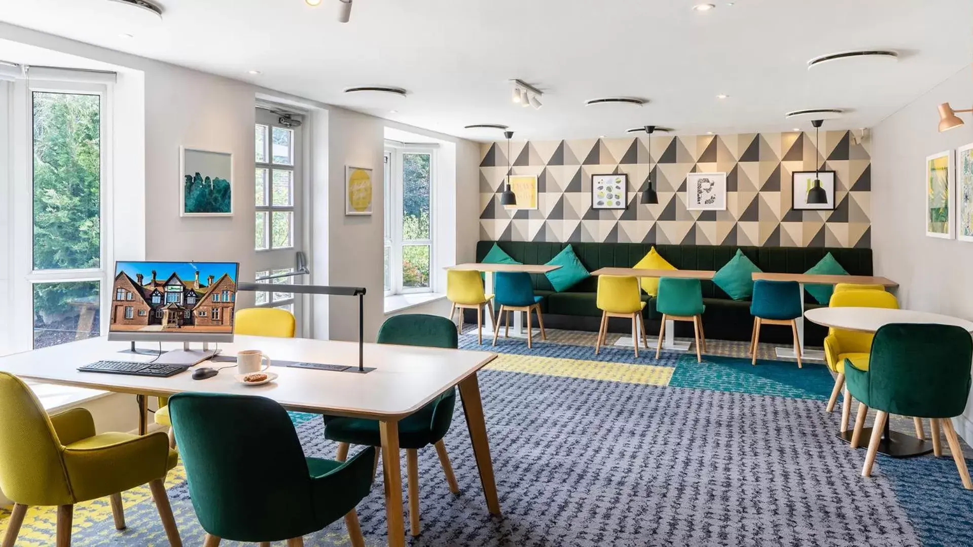 Lounge or bar in Holiday Inn London-Bexley by IHG Lounge or bar in Holiday Inn London-Bexley by IHG