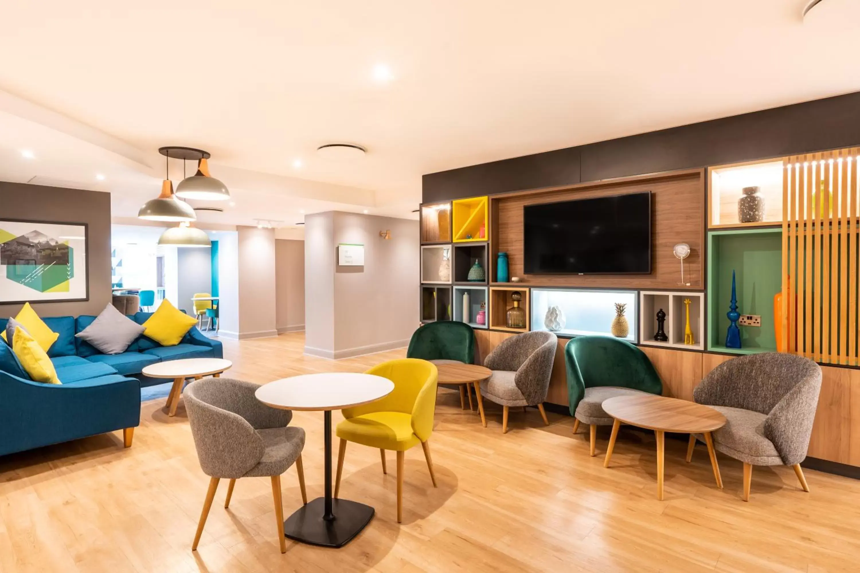 Lounge or bar in Holiday Inn London-Bexley by IHG Lounge or bar in Holiday Inn London-Bexley by IHG