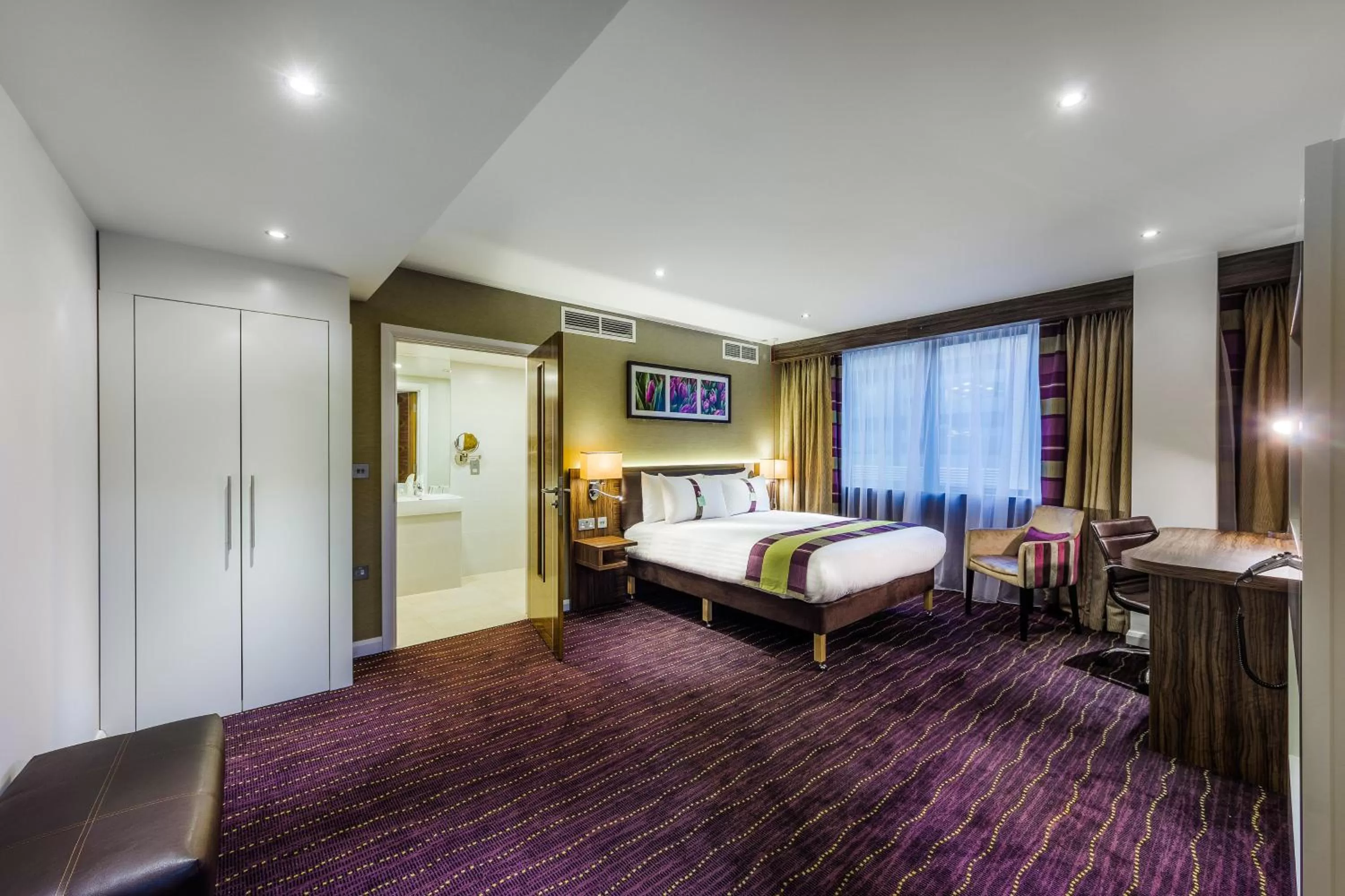 Photo of the whole room, Bed in Holiday Inn London Watford Junction by IHG