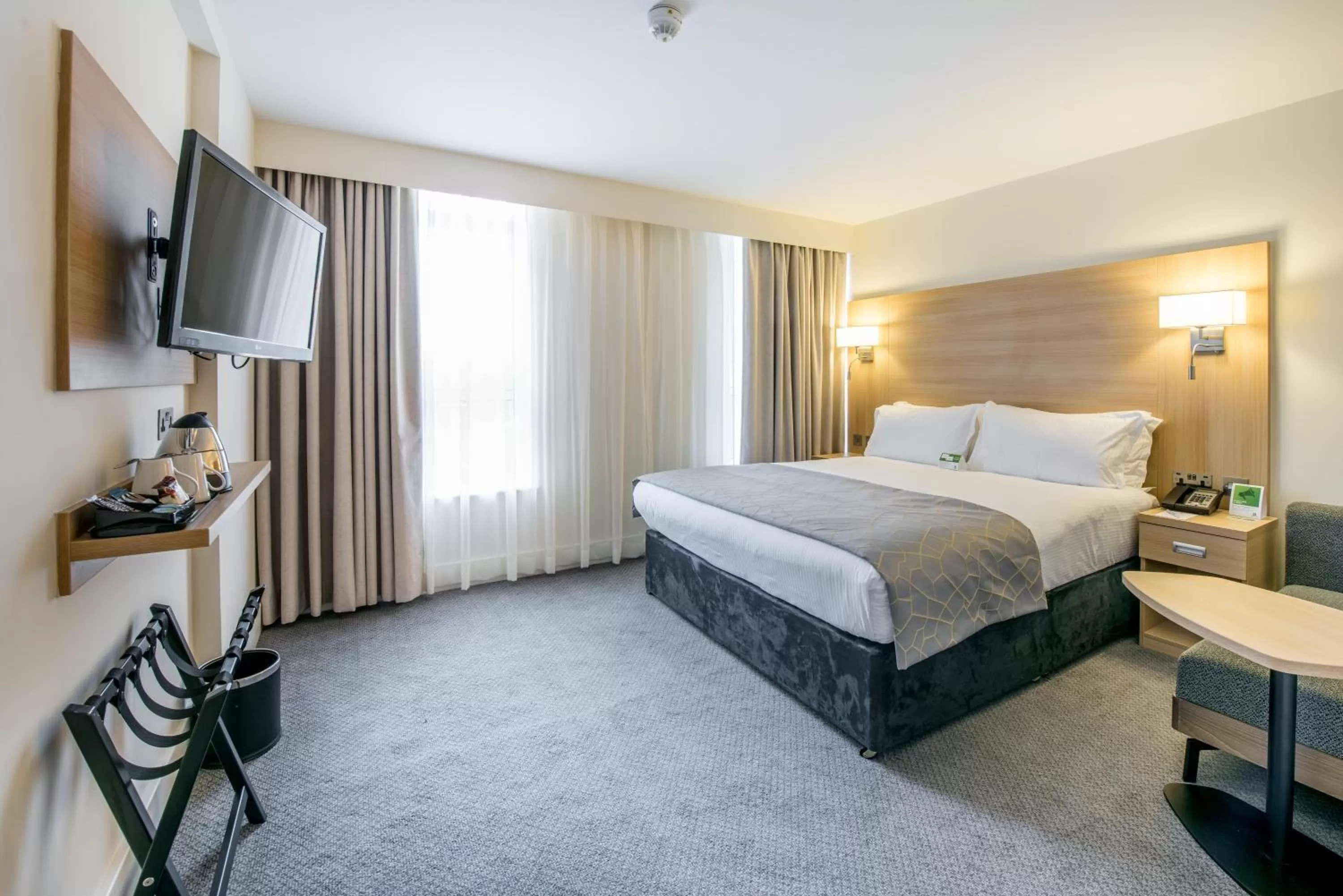 Photo of the whole room, Bed in Holiday Inn London Kensington High St. by IHG