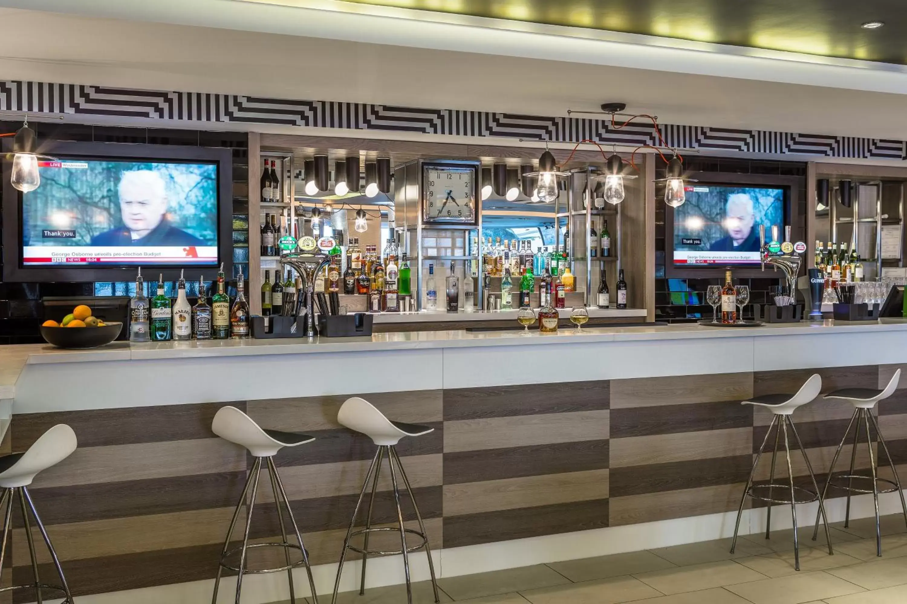 Lounge or bar in Holiday Inn London Watford Junction by IHG Lounge or bar in Holiday Inn London Watford Junction by IHG