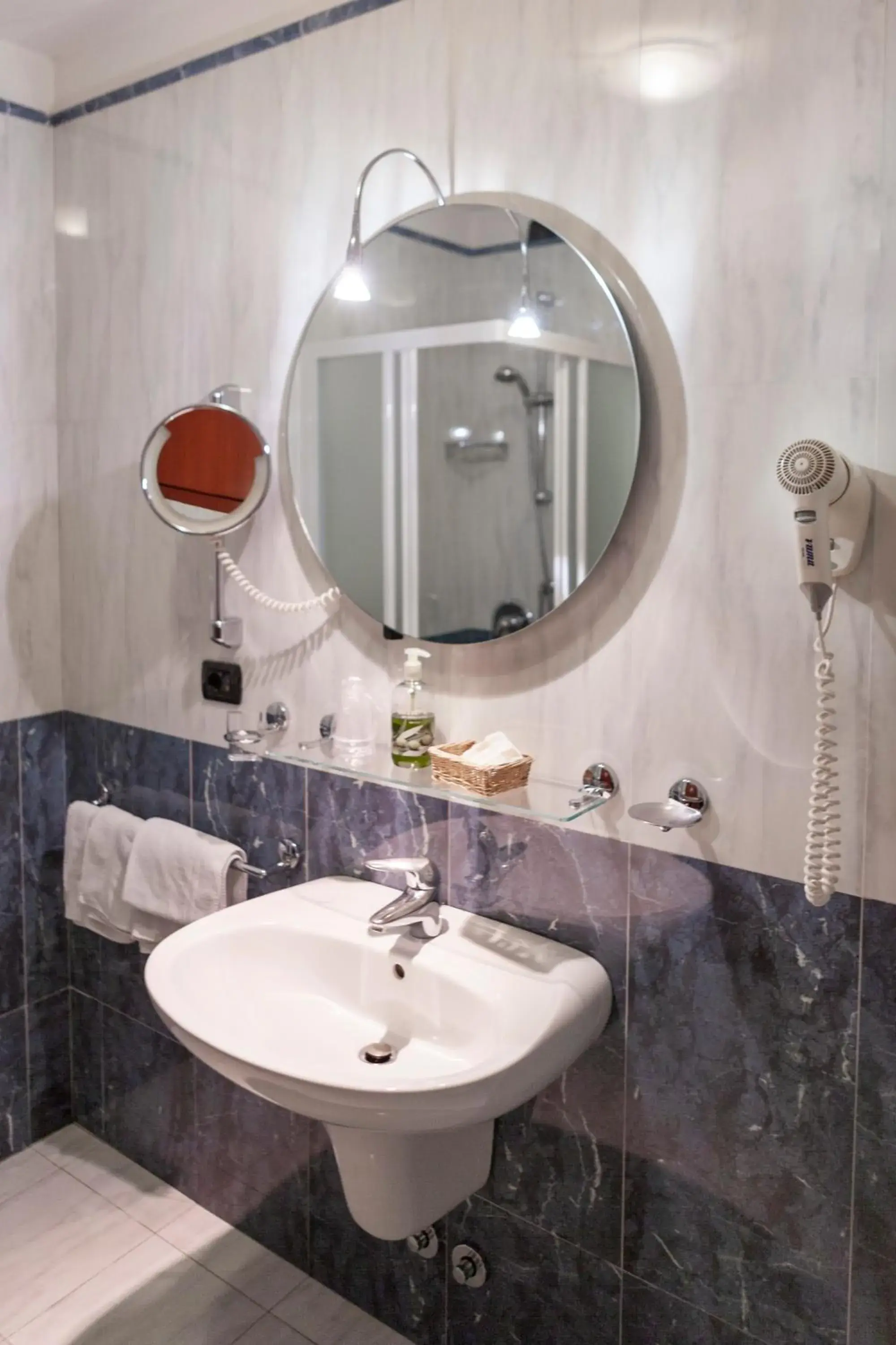 Bathroom in Hotel Olivo Bathroom in Hotel Olivo