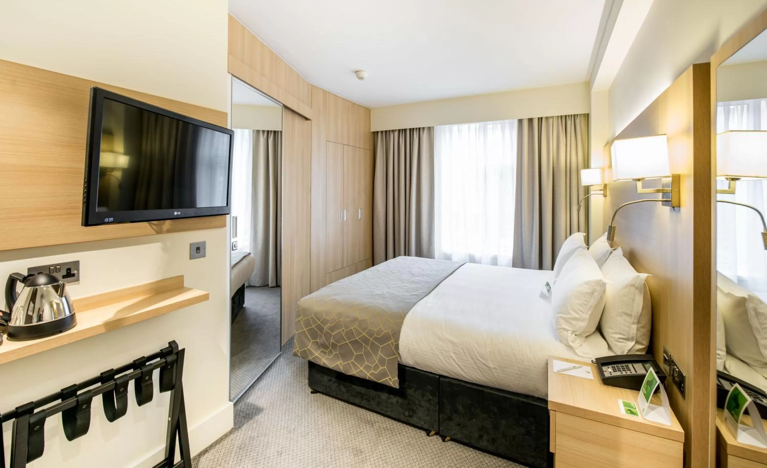 Photo of the whole room, Bed in Holiday Inn London Kensington High St. by IHG