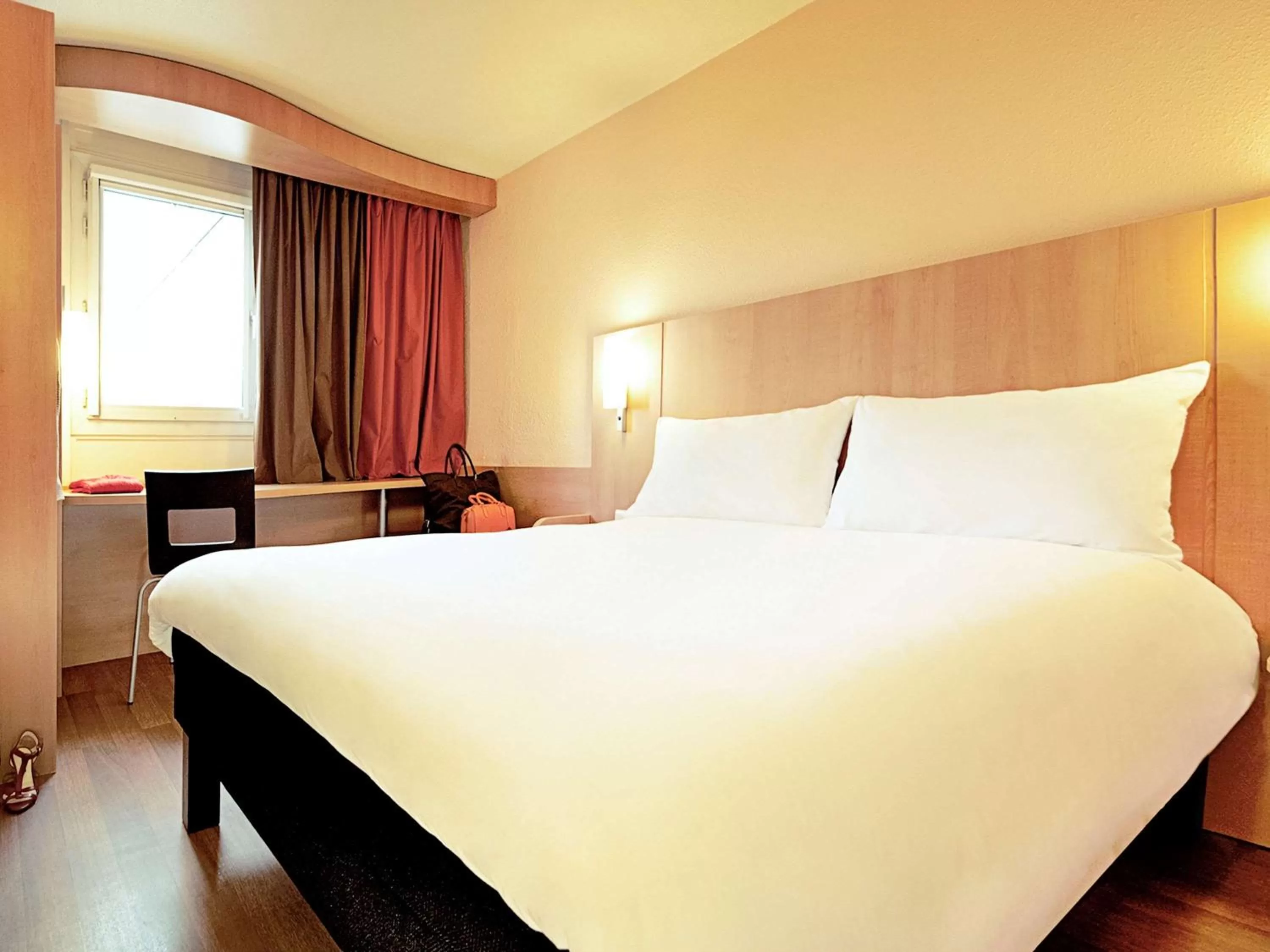 Photo of the whole room, Bed in Hotel Ibis Coimbra Centro