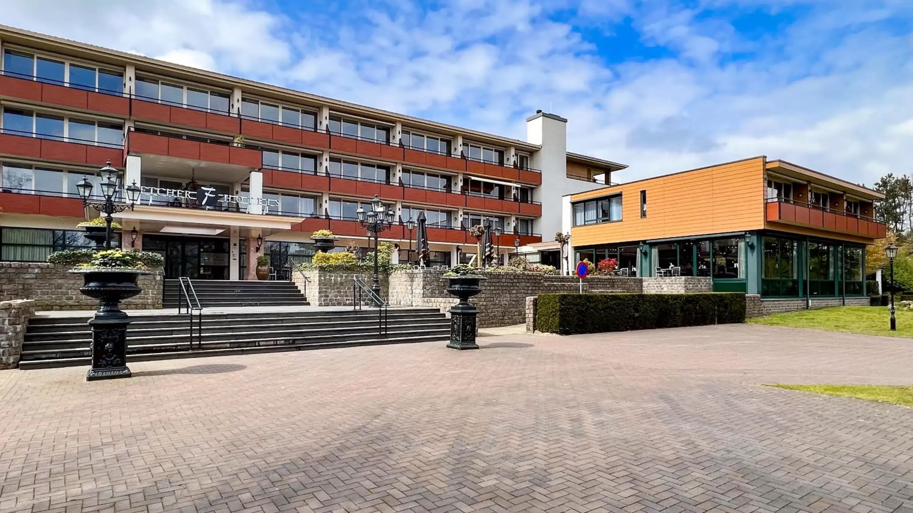 Fletcher Familiehotel De Hunzebergen Fletcher Familiehotel De Hunzebergen
