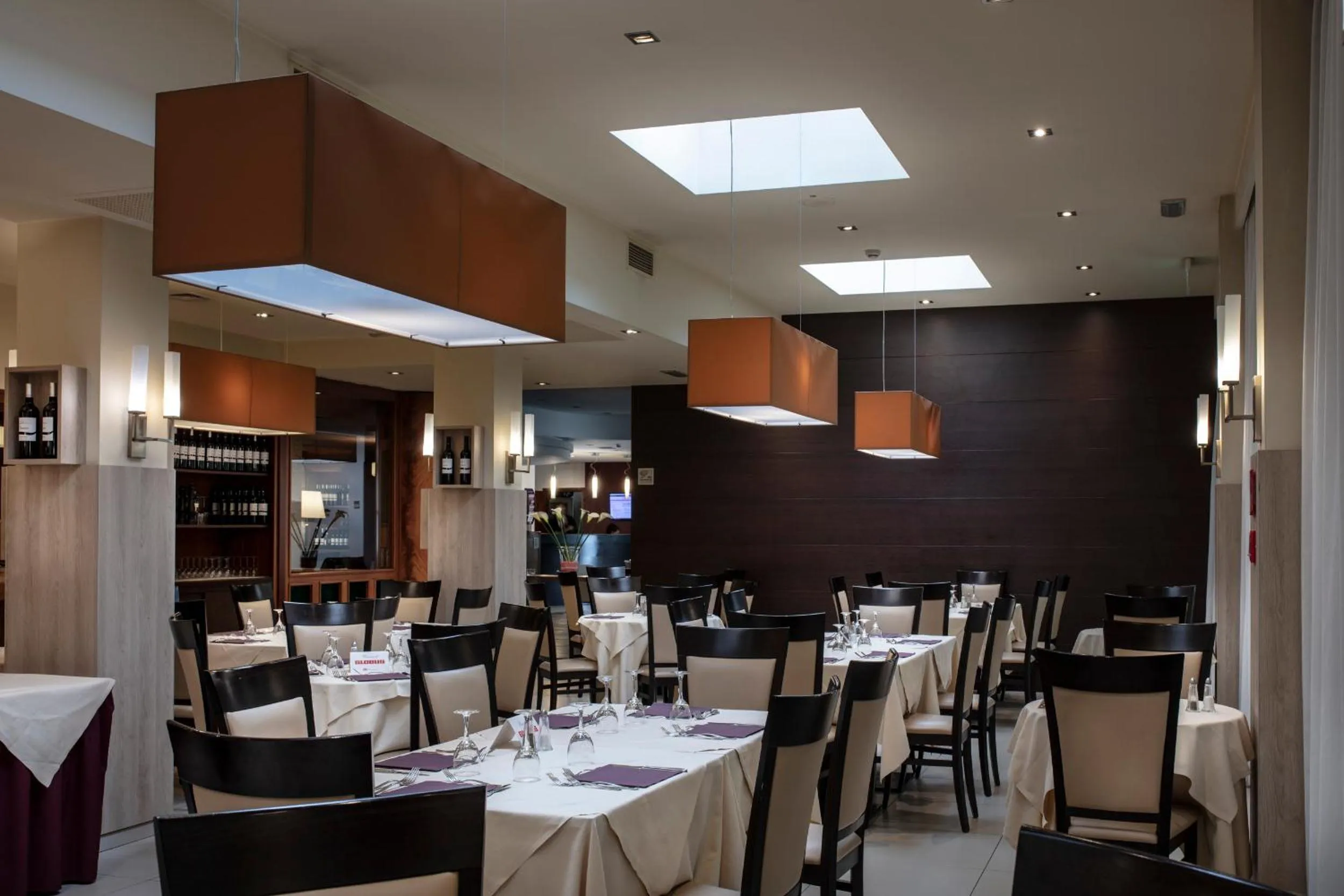 Restaurant/places to eat in Smart Hotel Holiday