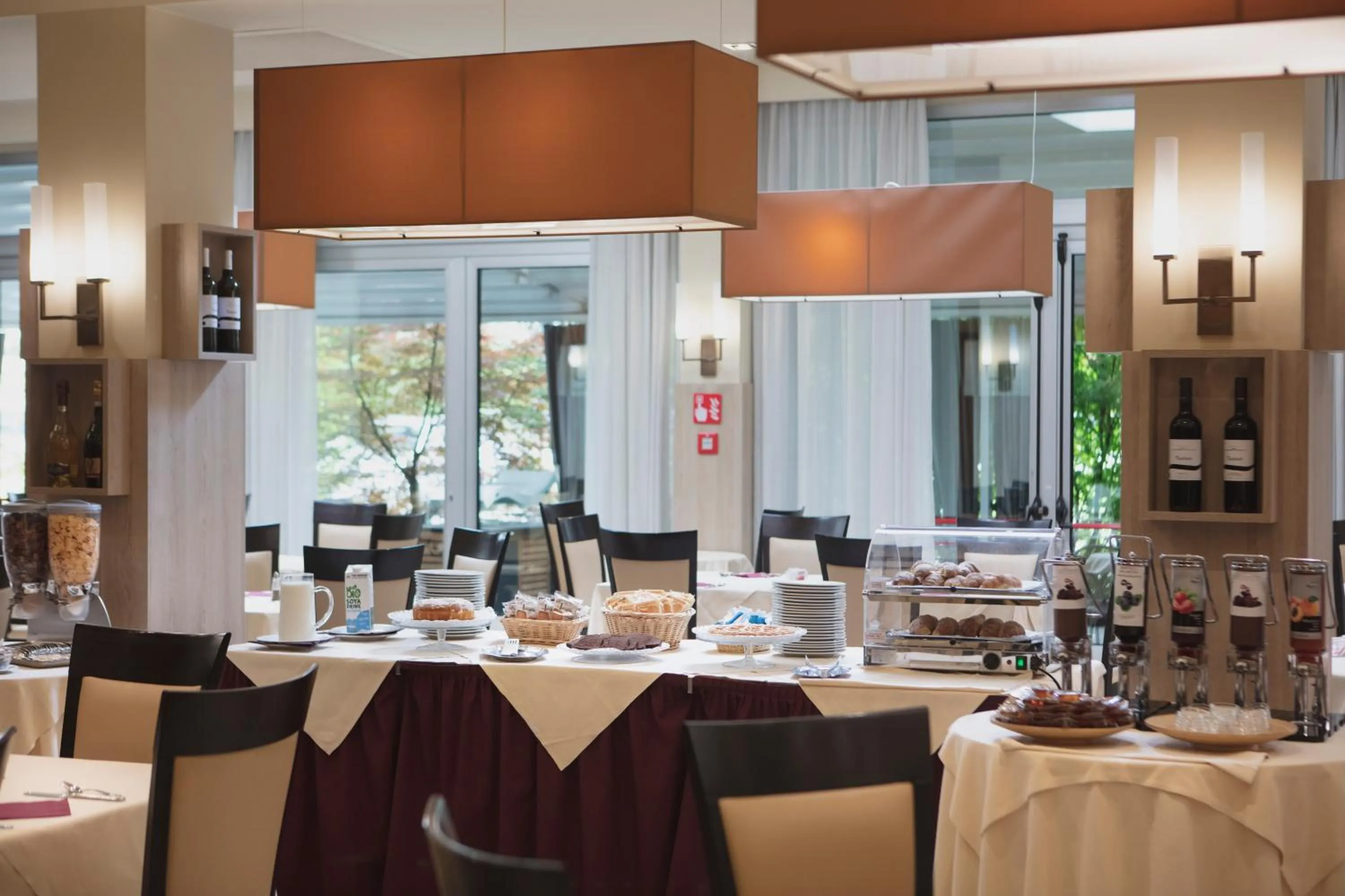 Breakfast in Smart Hotel Holiday