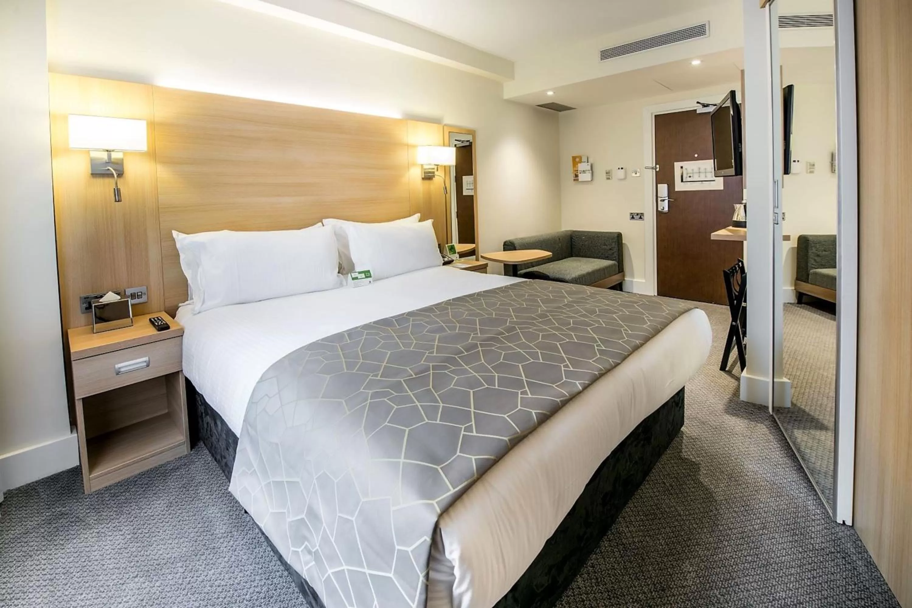 Photo of the whole room, Bed in Holiday Inn London Kensington High St. by IHG