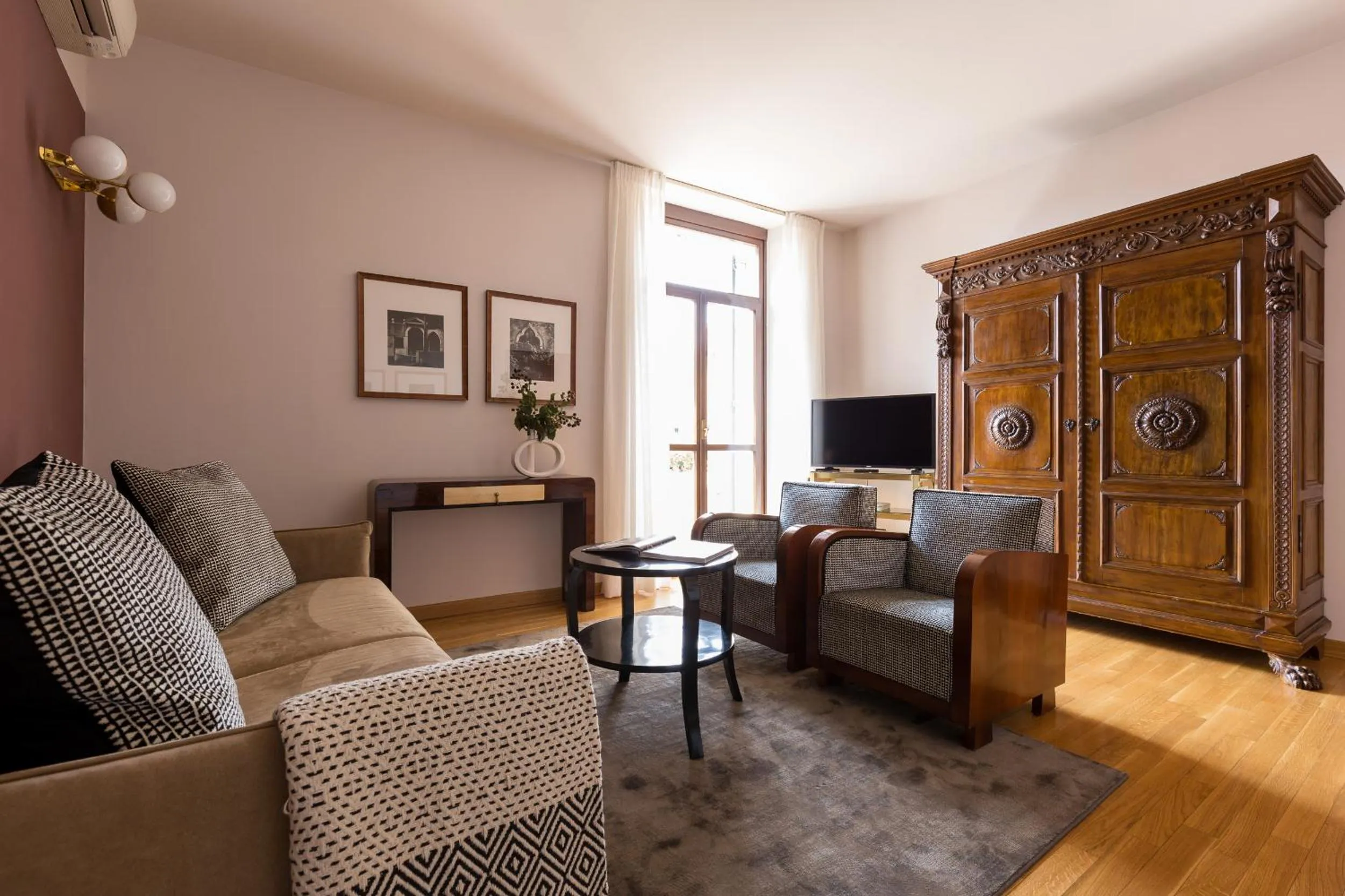 TV and multimedia in Escalus Luxury Suites Verona