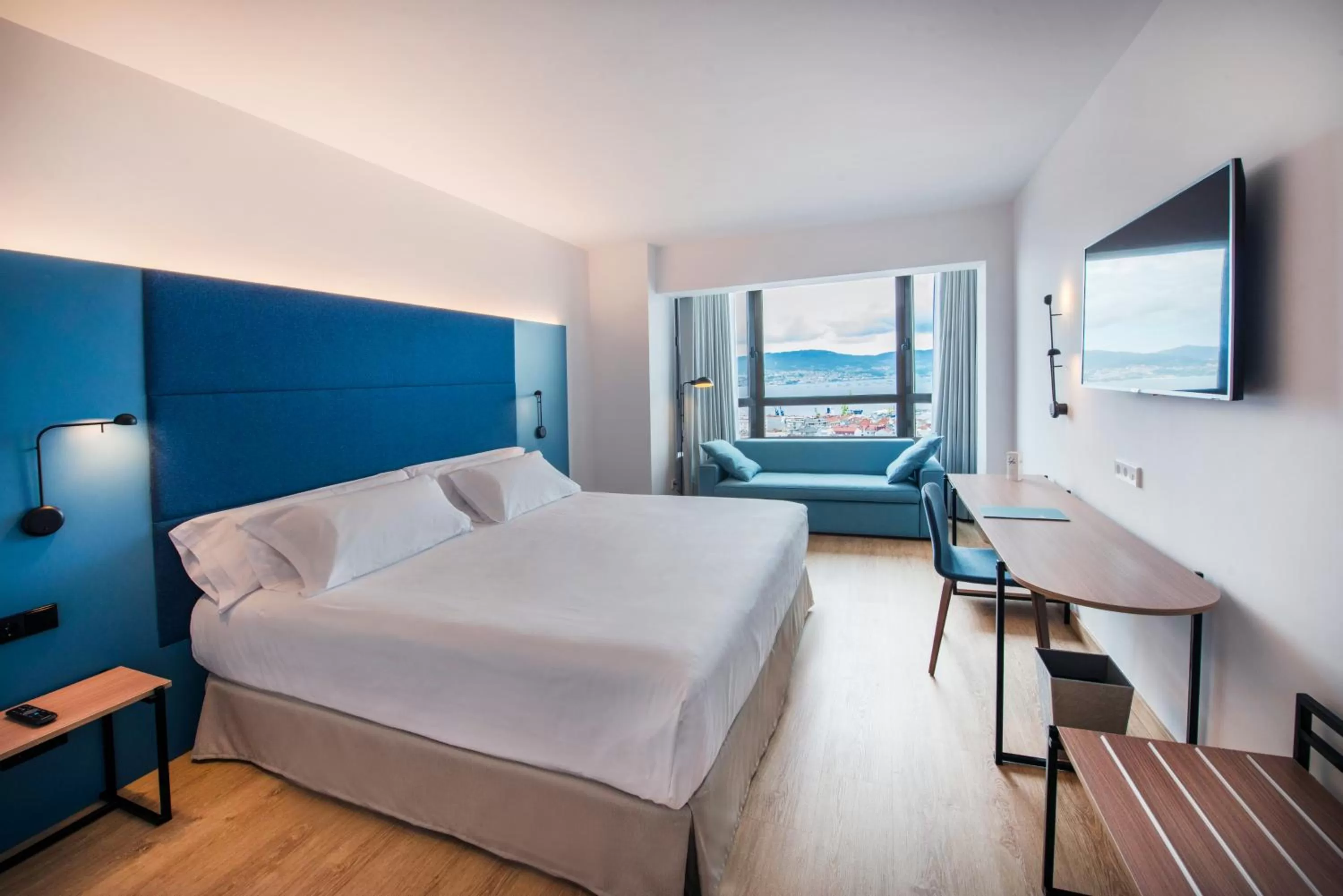 Photo of the whole room, Bed in Occidental Vigo