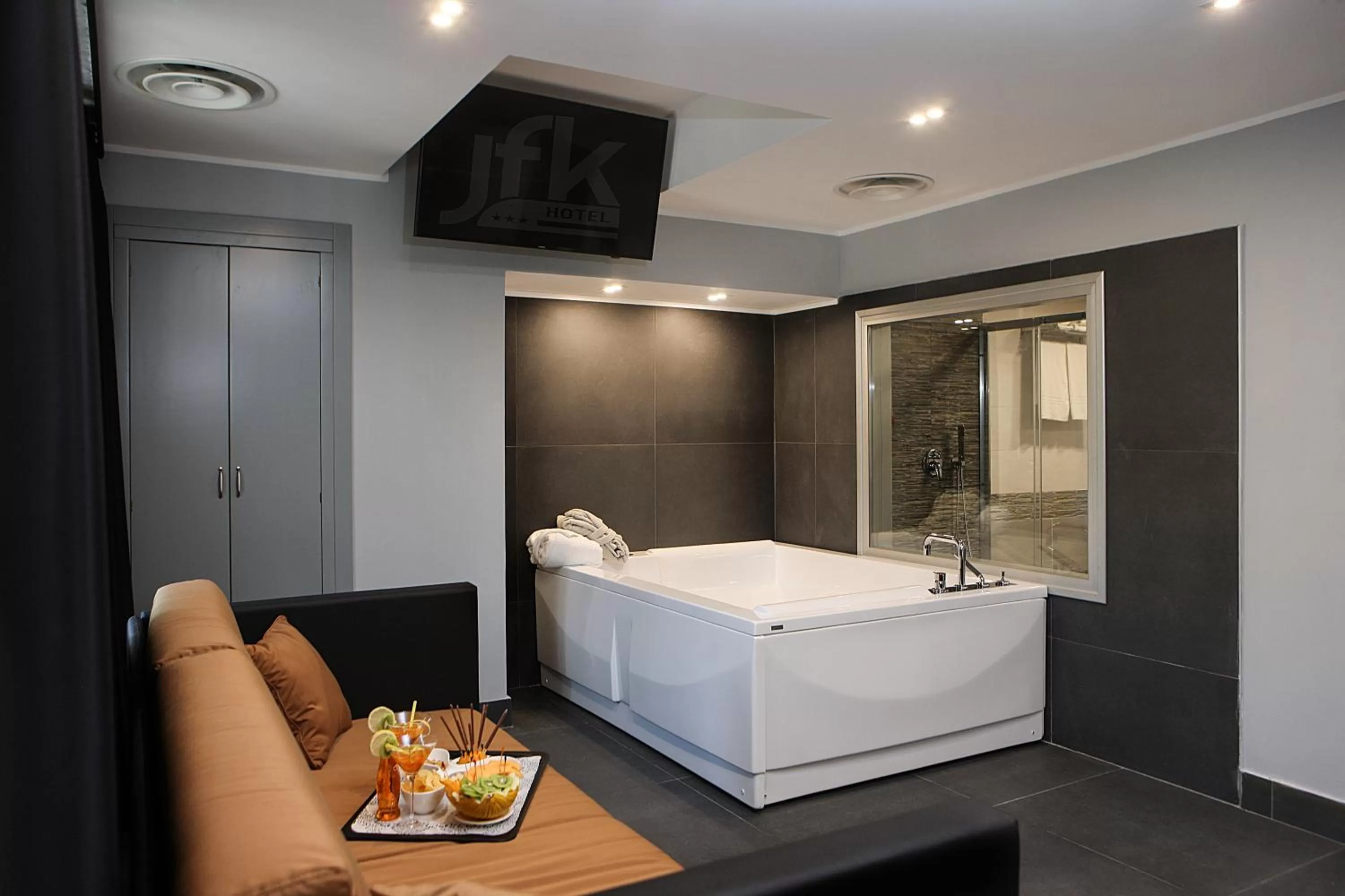 Hot Tub in Best Western JFK Hotel