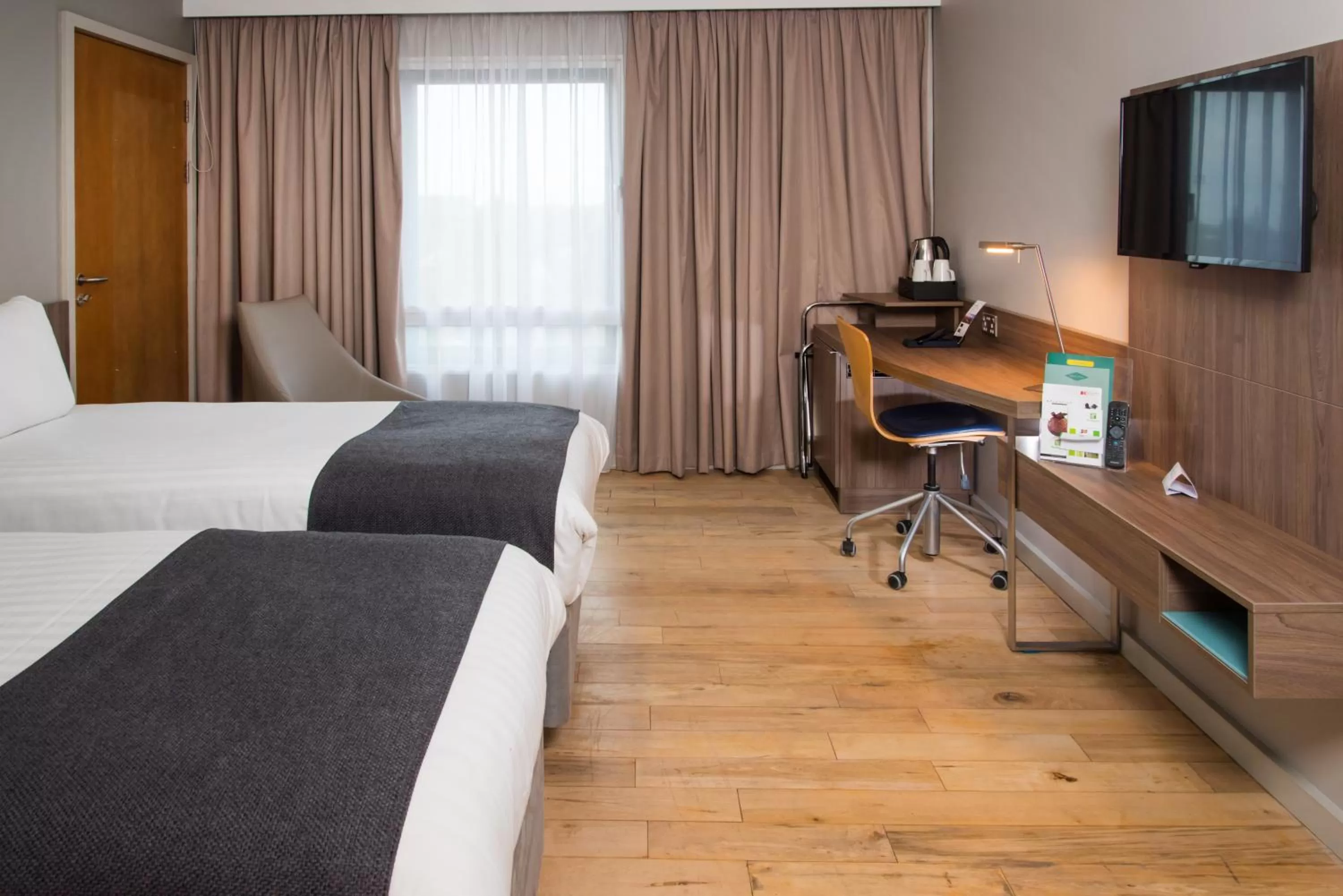Photo of the whole room, Bed in Holiday Inn London West by IHG