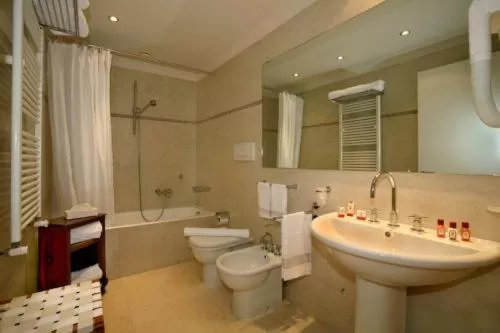 Toilet in Grand Hotel Dei Castelli