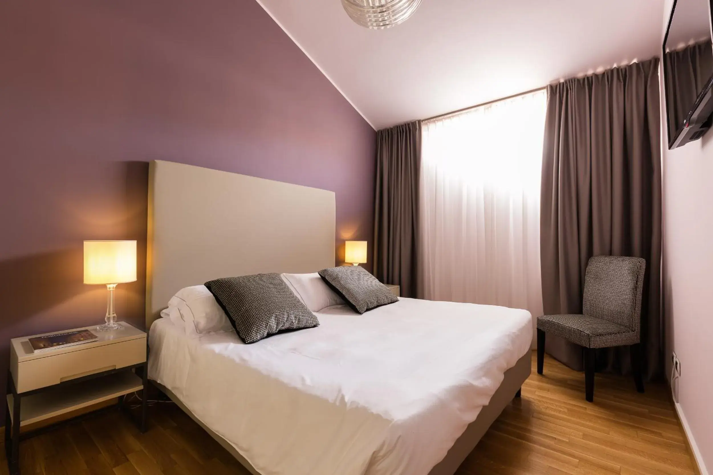 TV and multimedia, Bed in Escalus Luxury Suites Verona TV and multimedia, Bed in Escalus Luxury Suites Verona