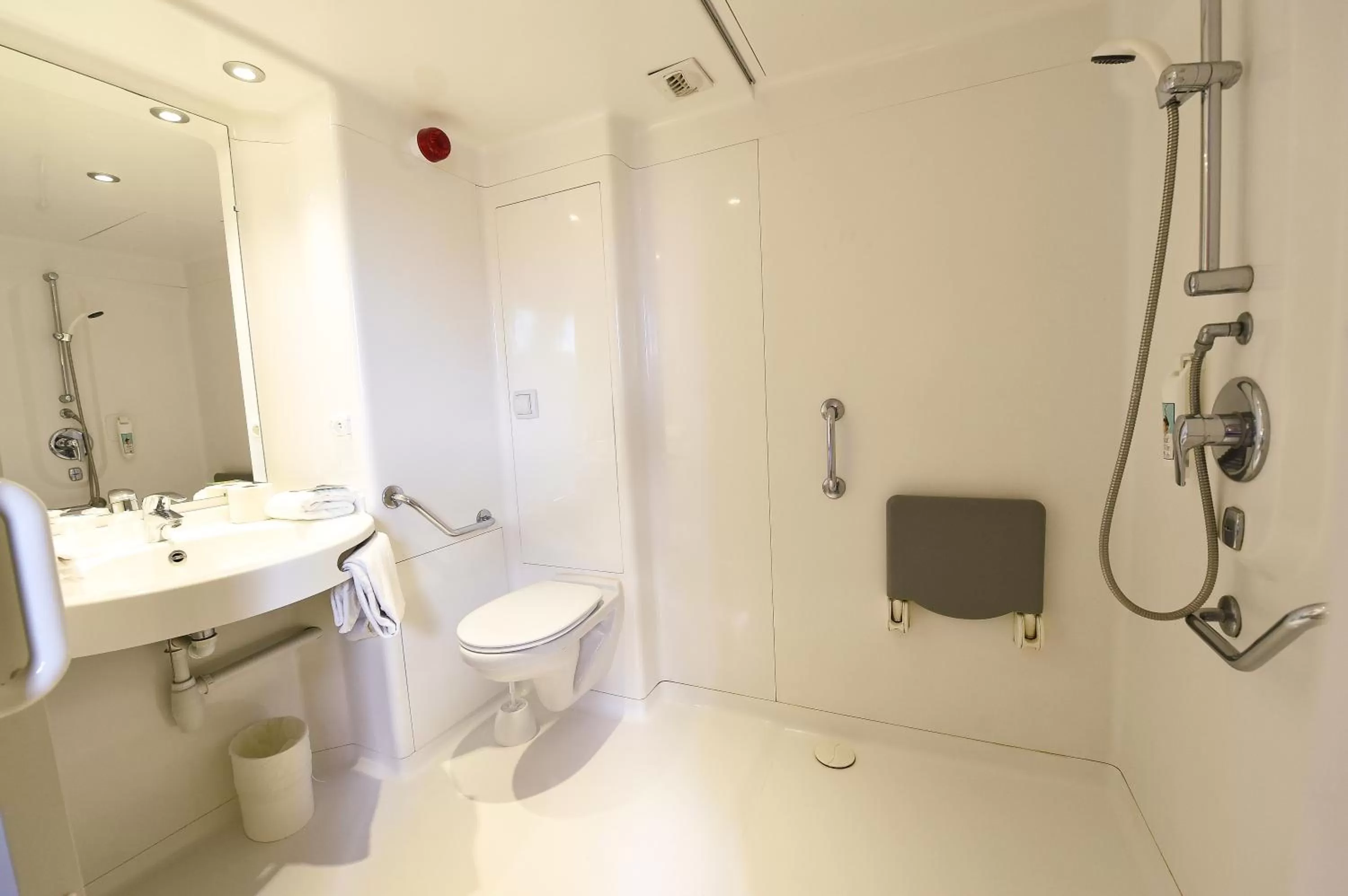 Shower in ibis budget Dijon Saint Apollinaire