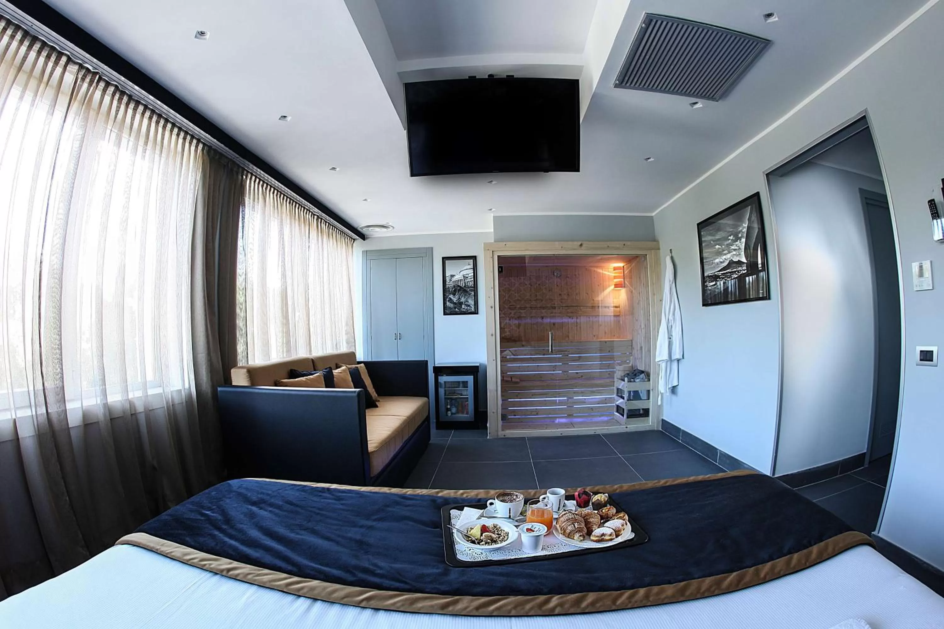 Photo of the whole room, Bed in Best Western JFK Hotel