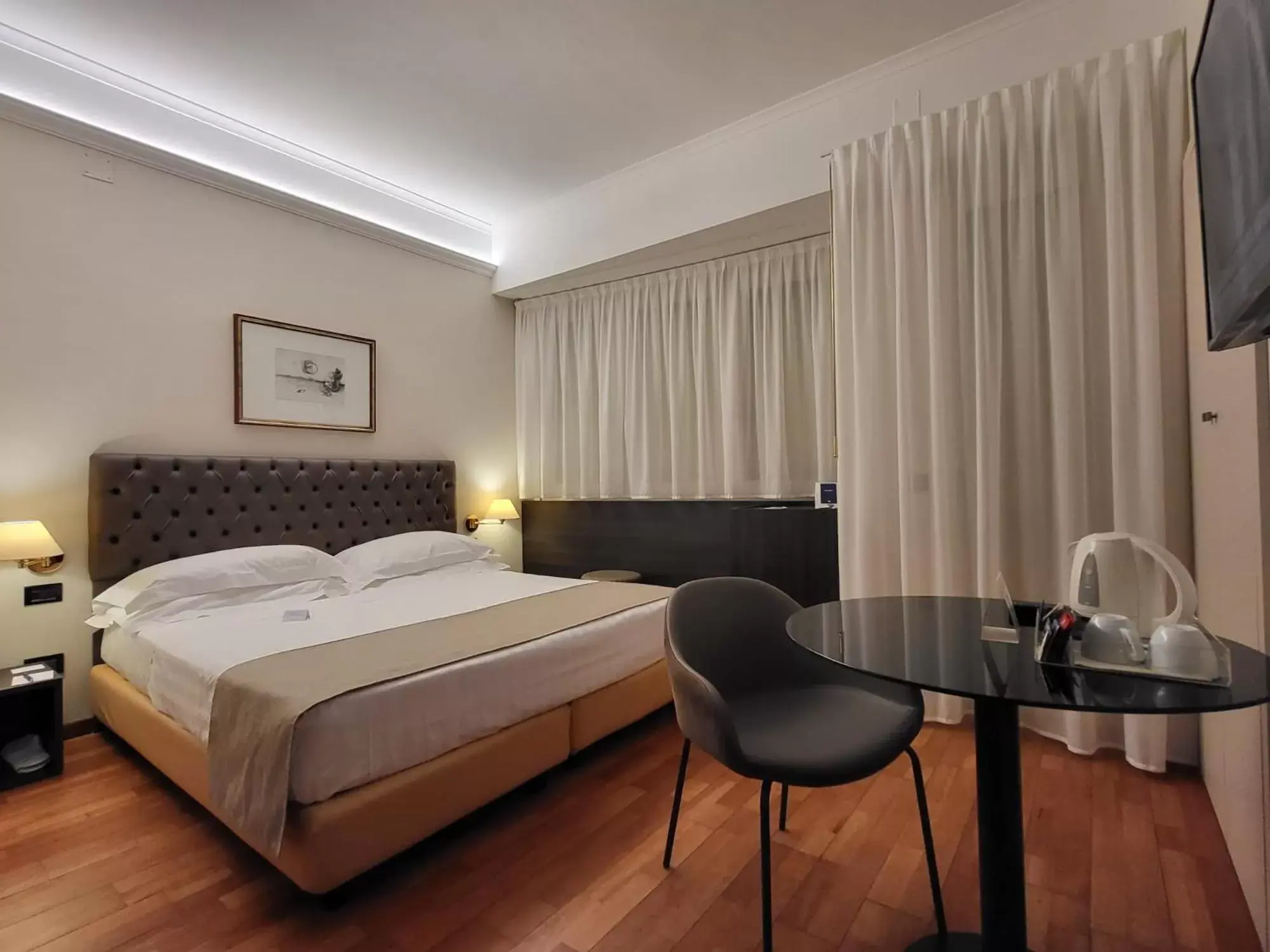 Photo of the whole room, Bed in Hotel Plaza Photo of the whole room, Bed in Hotel Plaza