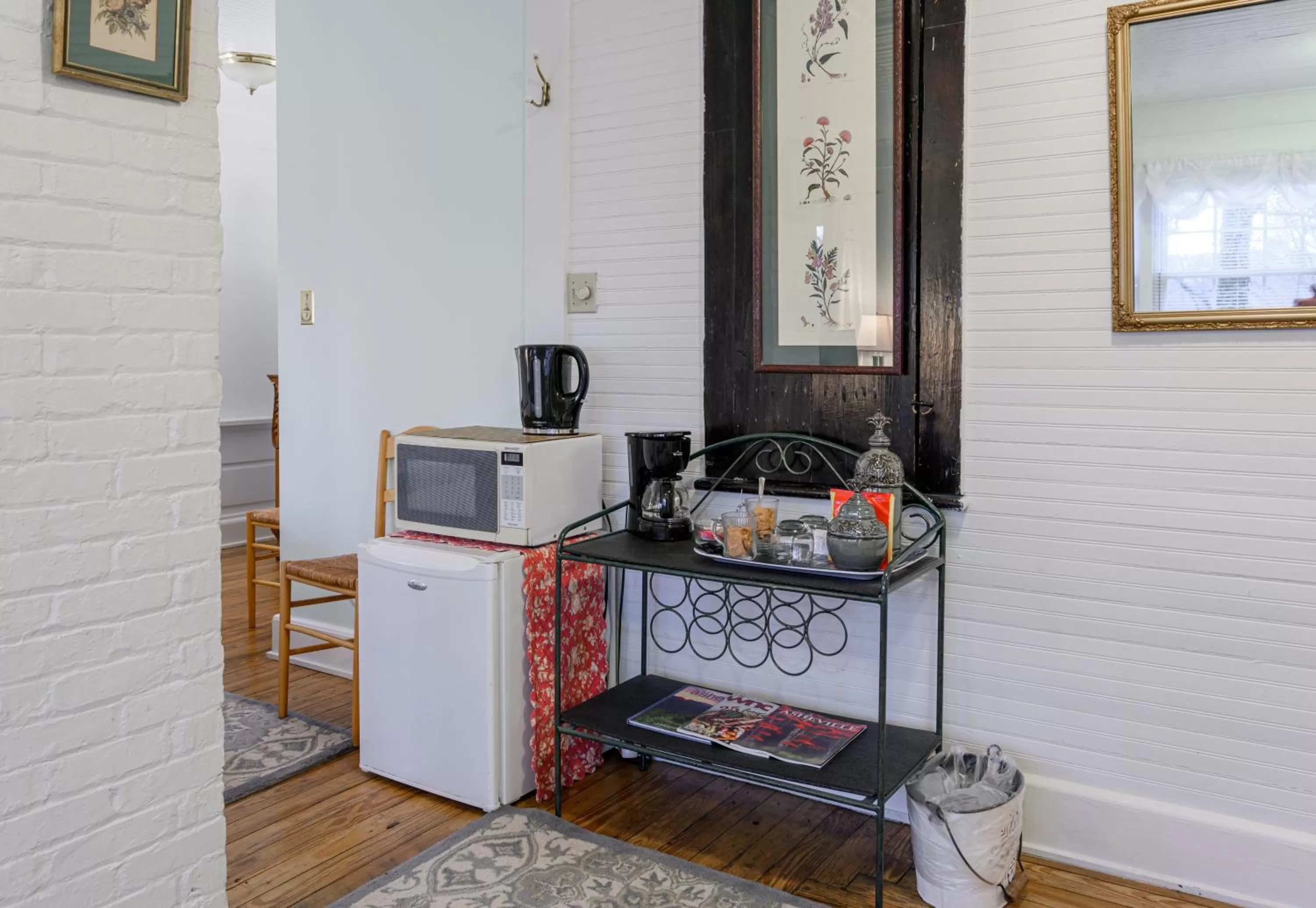 King Room # 5 in Oakland Cottage Bed and Breakfast