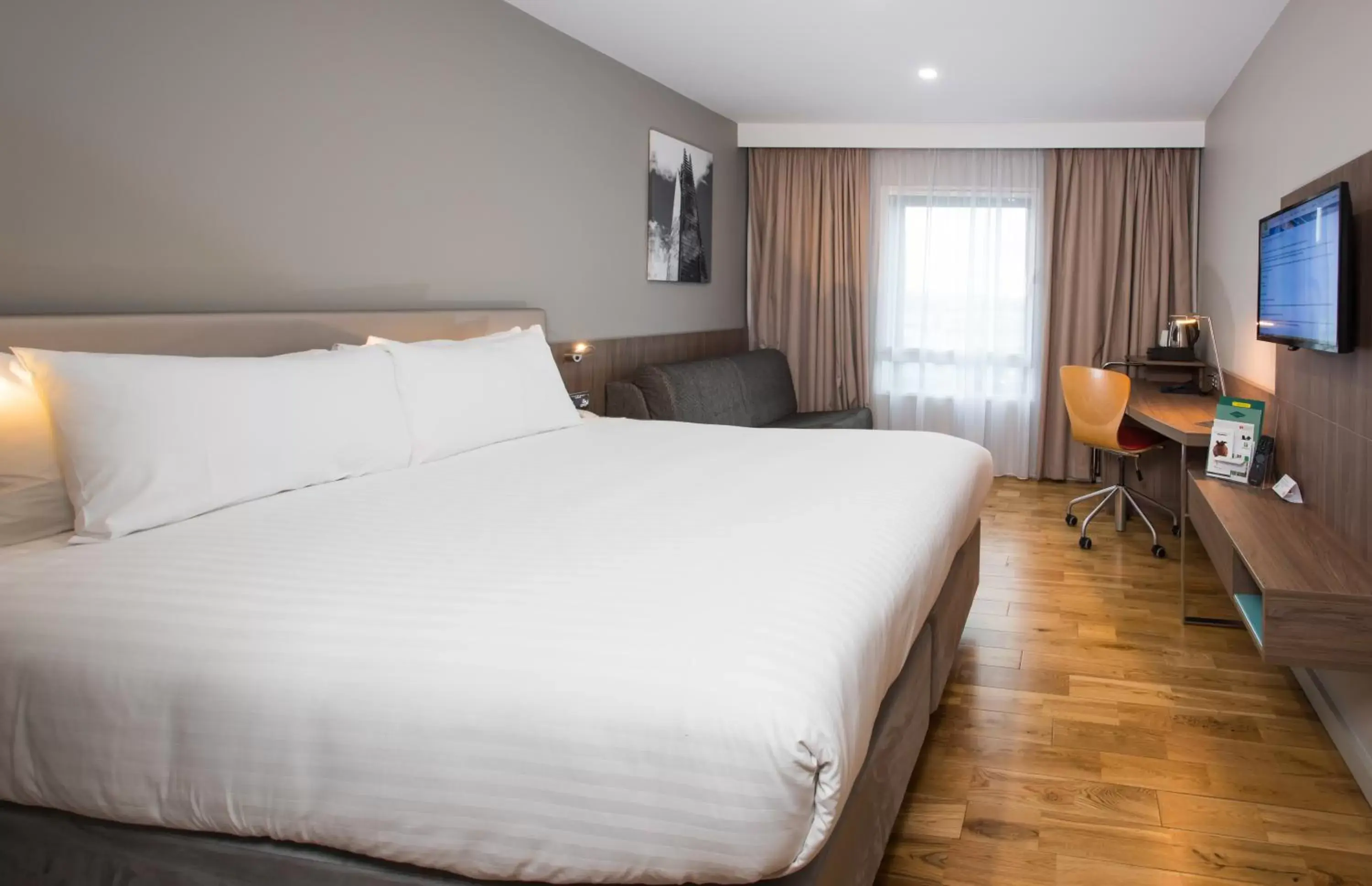 Holiday Inn London West by IHG Holiday Inn London West by IHG