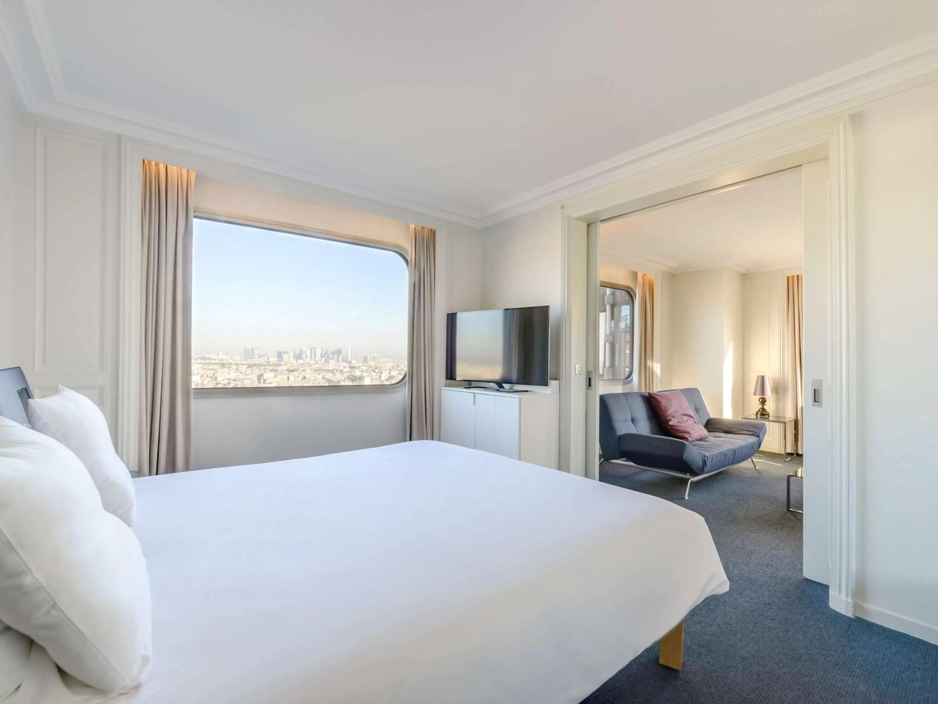 Photo of the whole room, Bed in Novotel Paris Centre Tour Eiffel