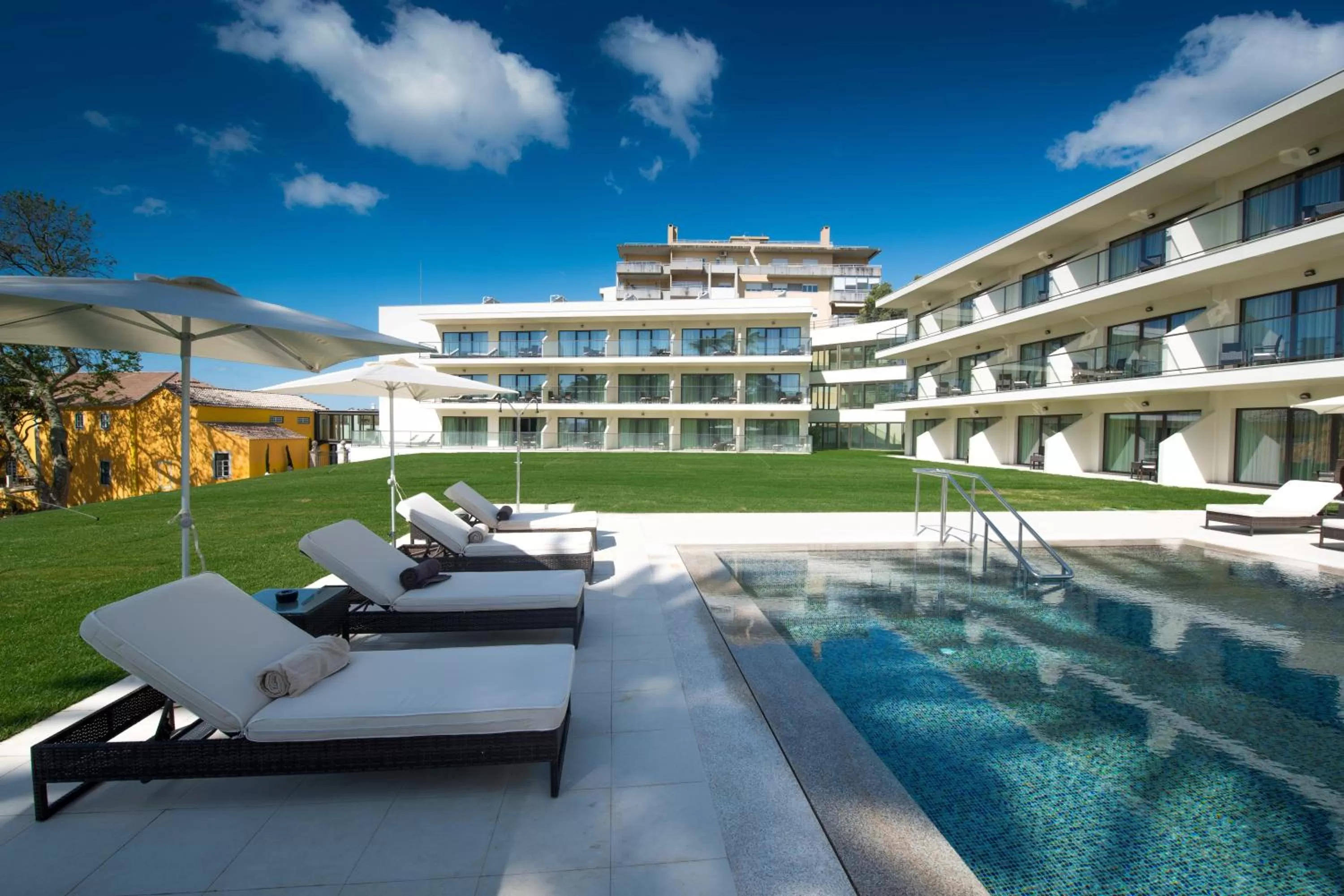 Swimming pool in Vila Gale Collection Palácio dos Arcos
