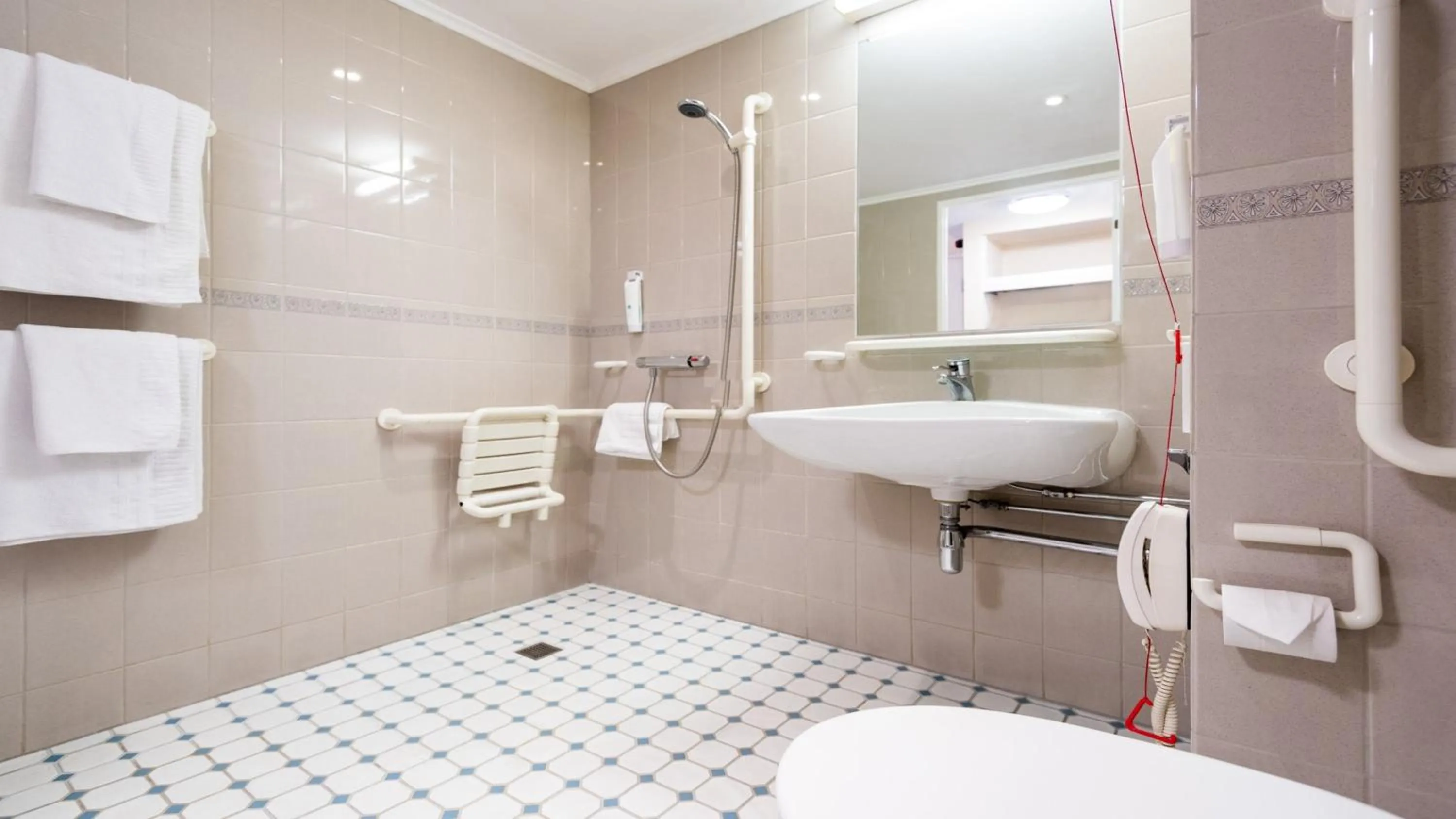 Photo of the whole room in Holiday Inn Slough Windsor by IHG