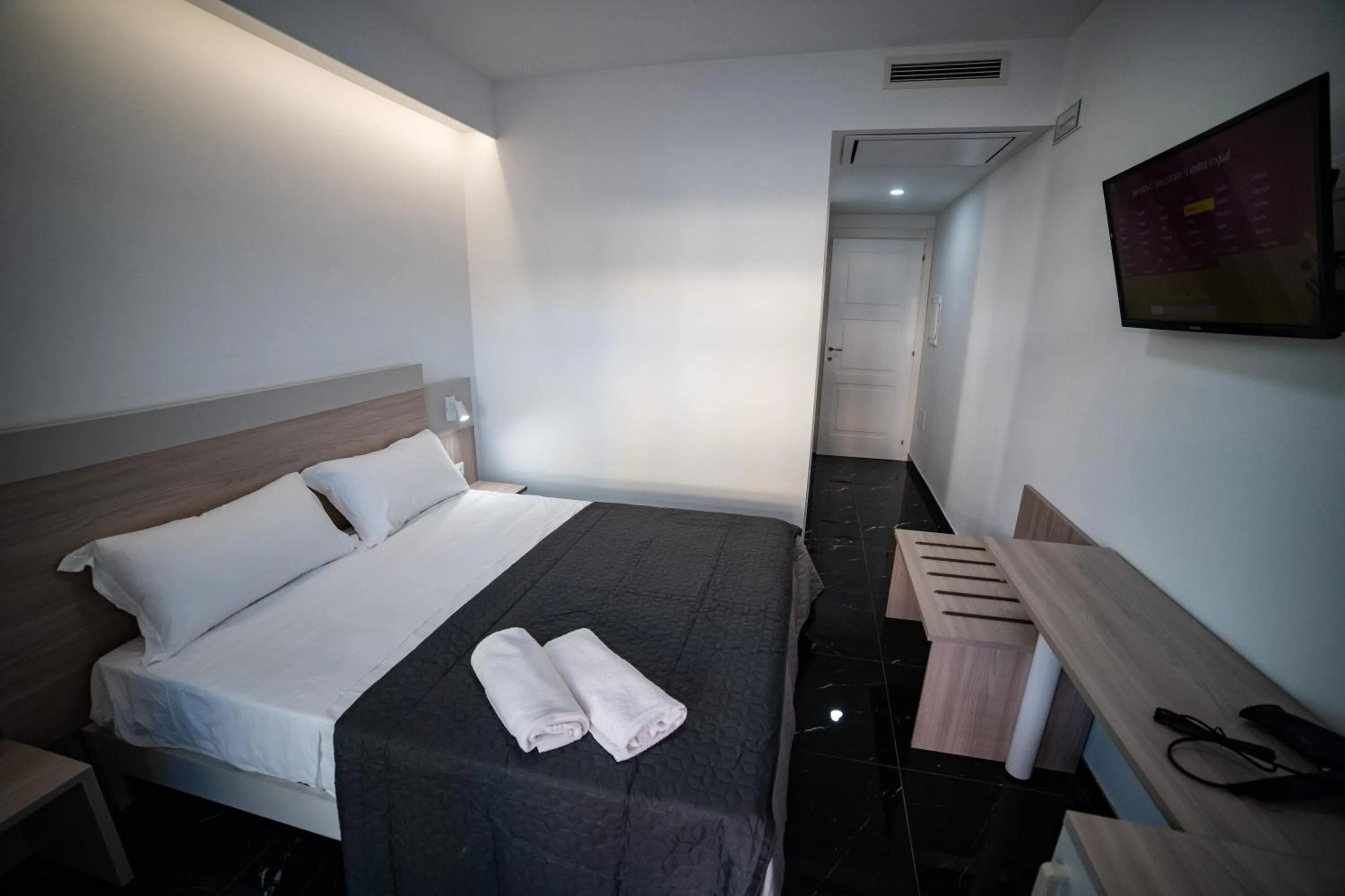 Double Room with Private Bathroom in Middle Town Palace
