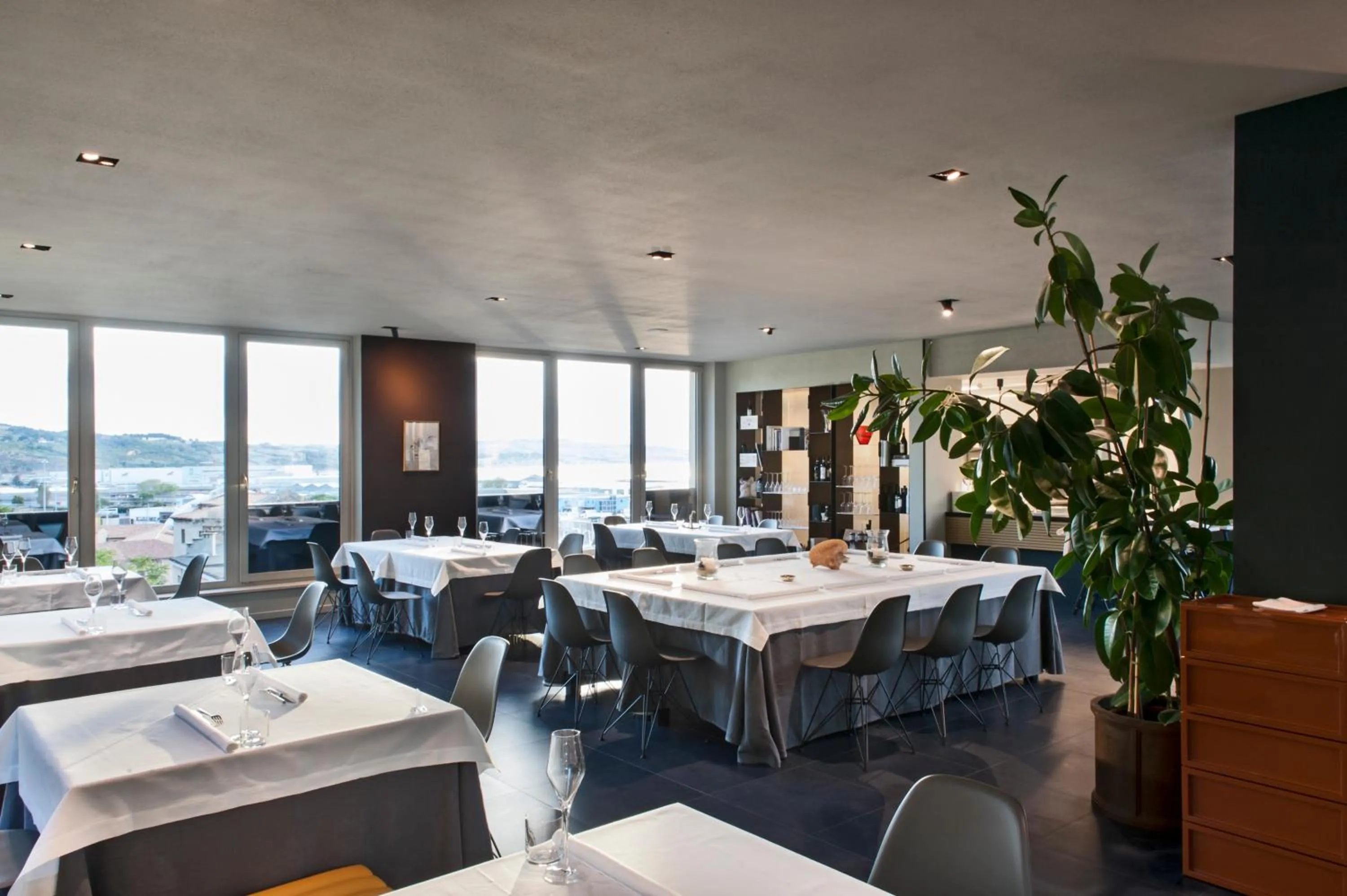 Restaurant/places to eat in SeePort Hotel