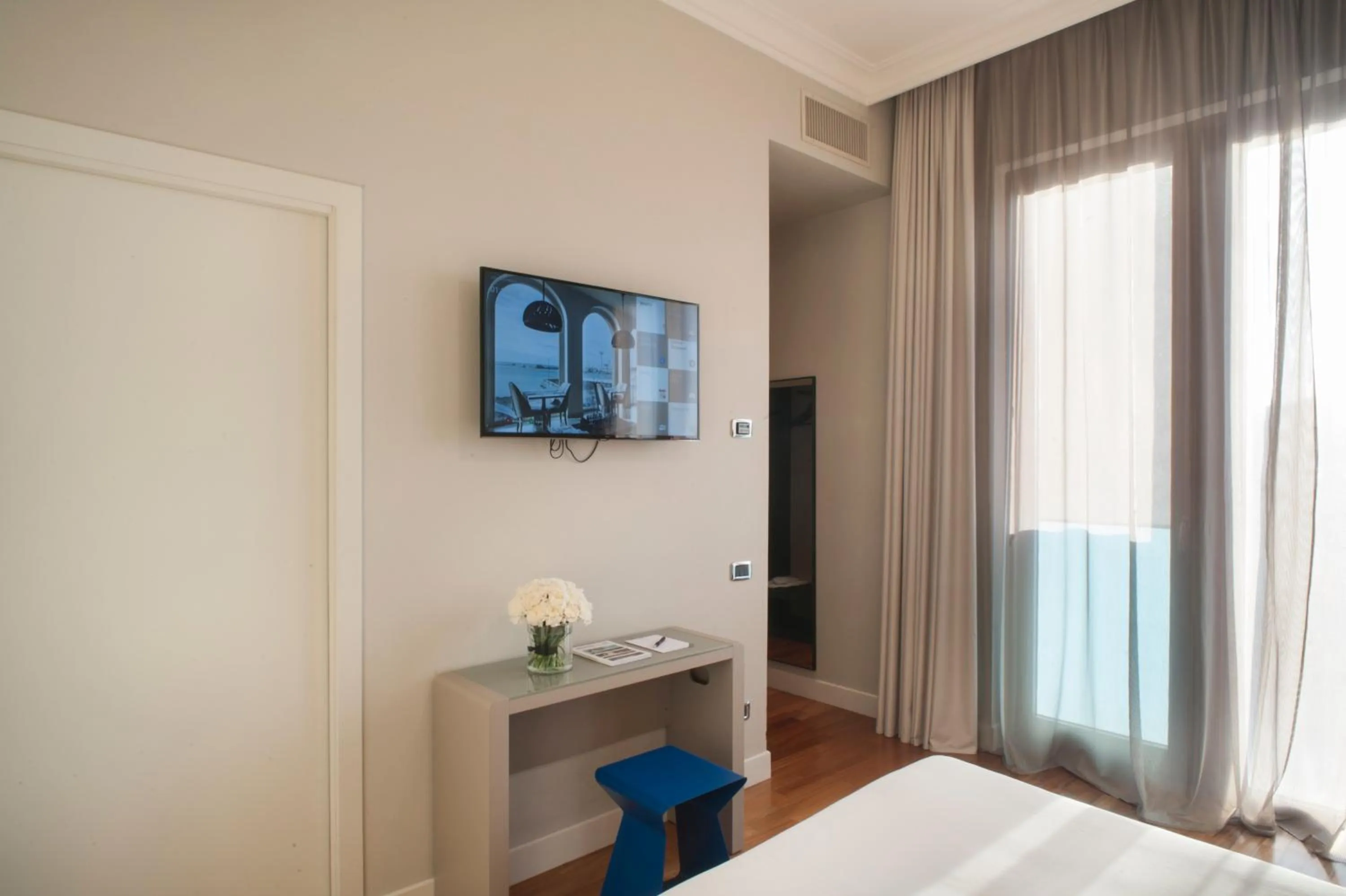 Bedroom, Bed in SeePort Hotel