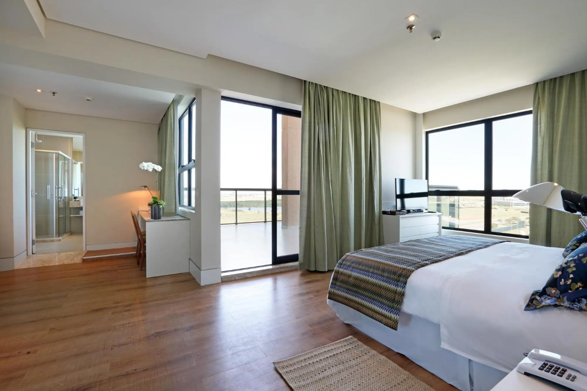 Photo of the whole room, Bed in Vitória Hotel Convention Paulínia