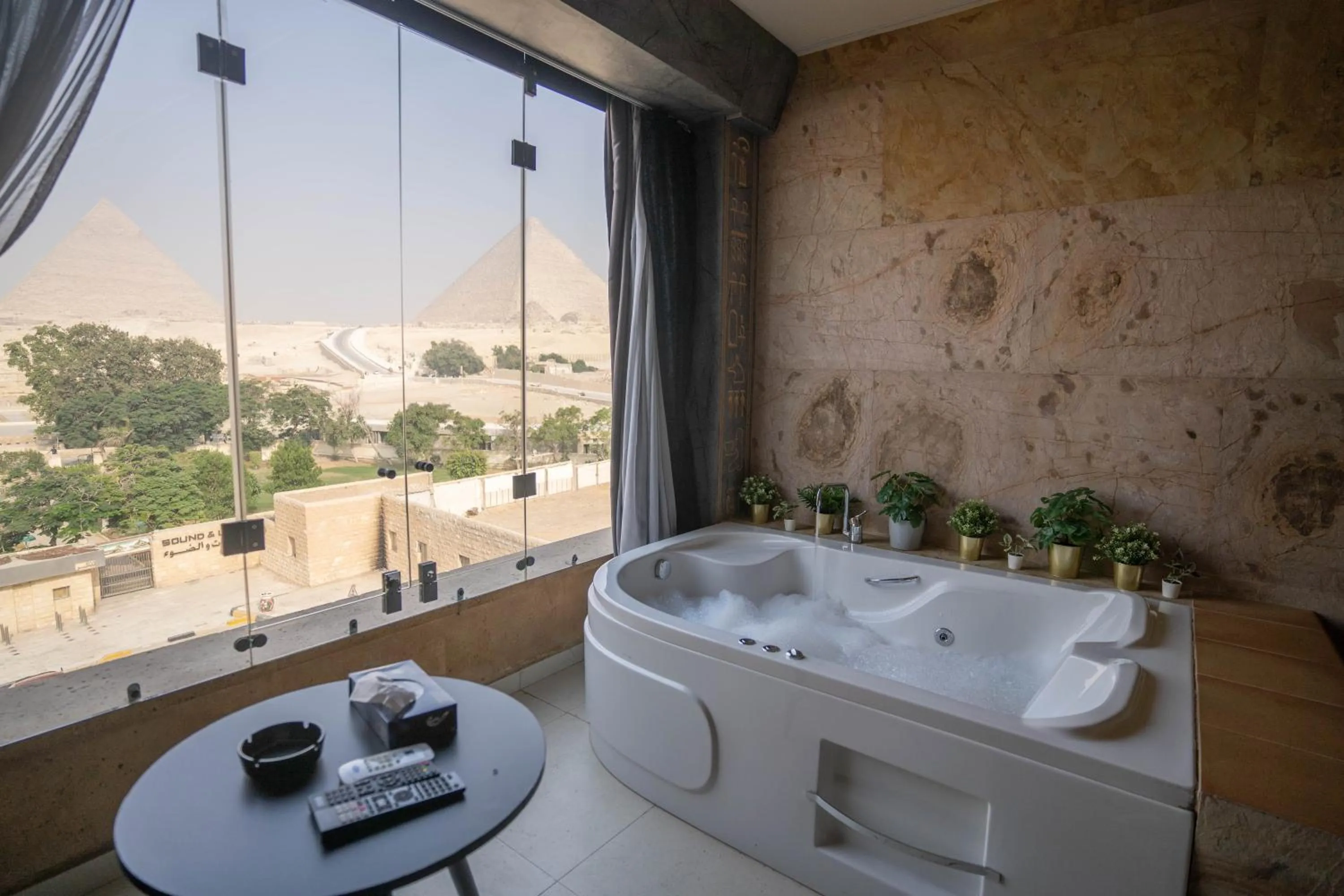 Hot Tub in Great Pyramid Inn