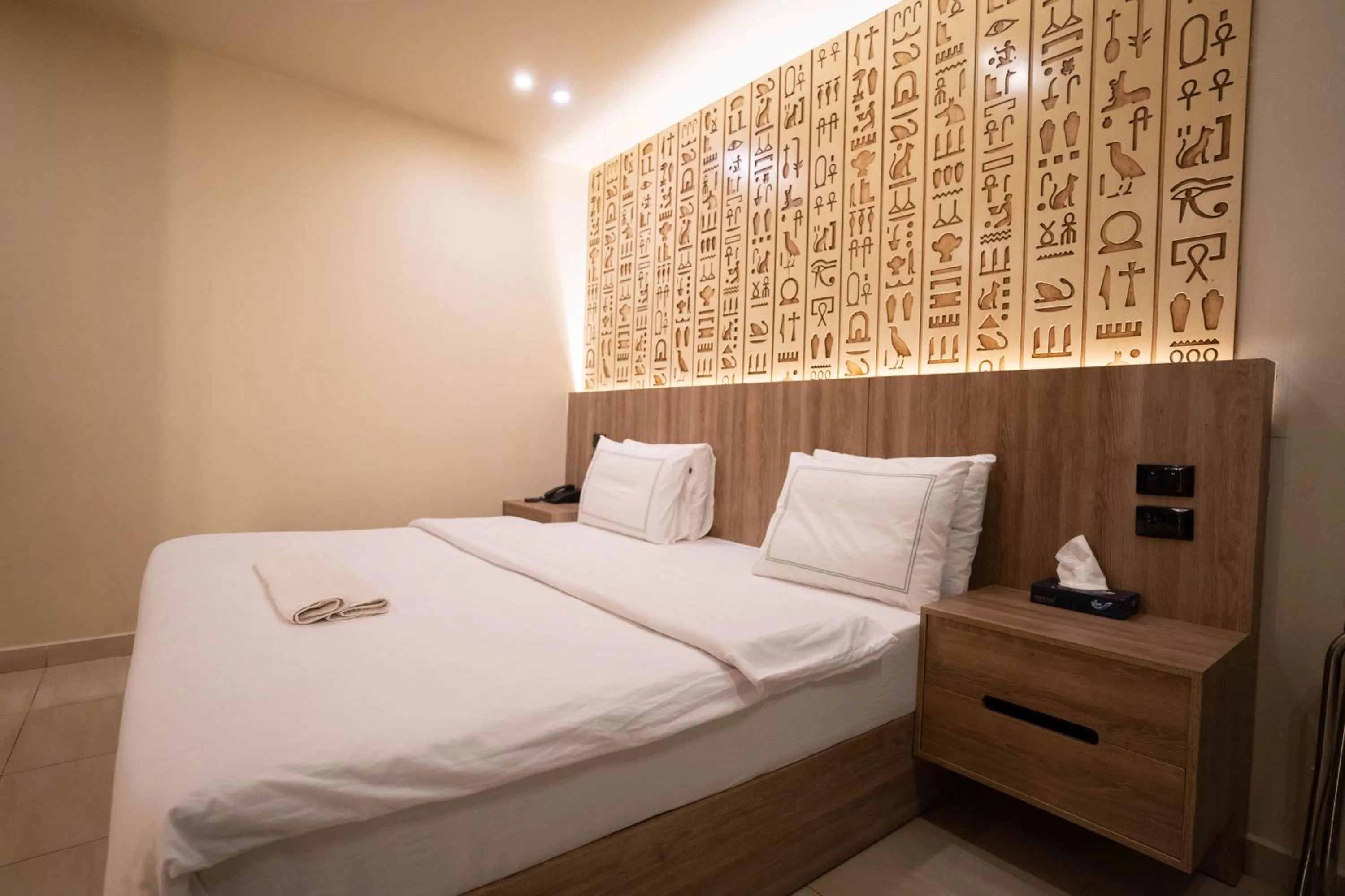 Bedroom, Bed in Great Pyramid Inn